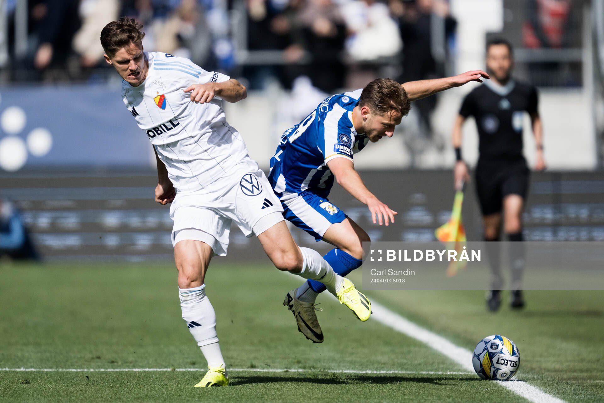 Djurgårdens Samuel Leach Holm och IFK Göteborgs Arbnor Mucolli under fotbollsmatchen i Allsvenskan mellan IFK Göteborg och Djurgården den 1 april 2024 i Göteborg.