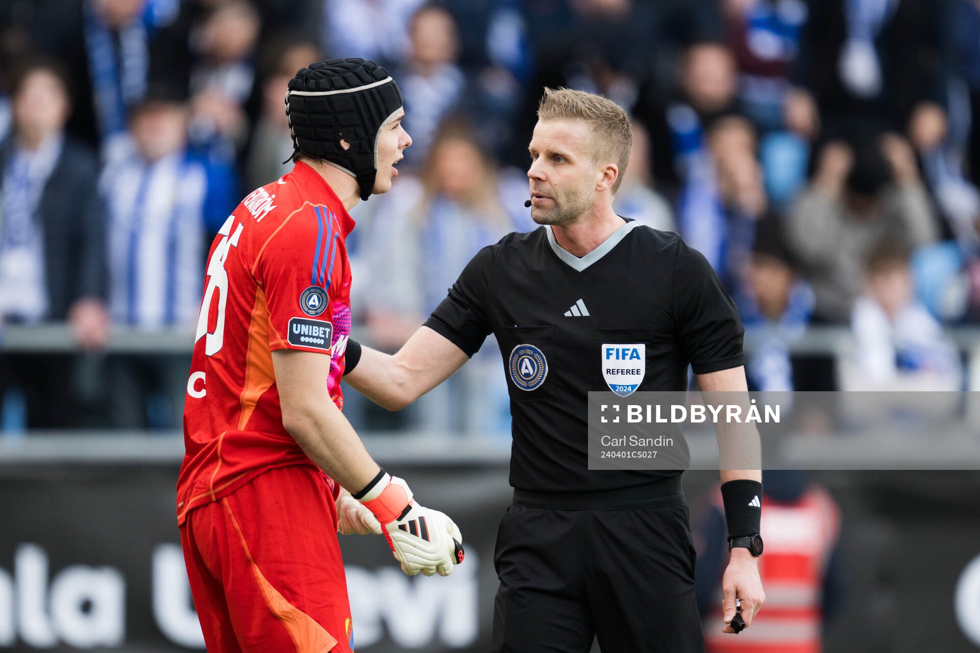 Djurgårdens målvakt Jacob Widell Zetterström och Domare