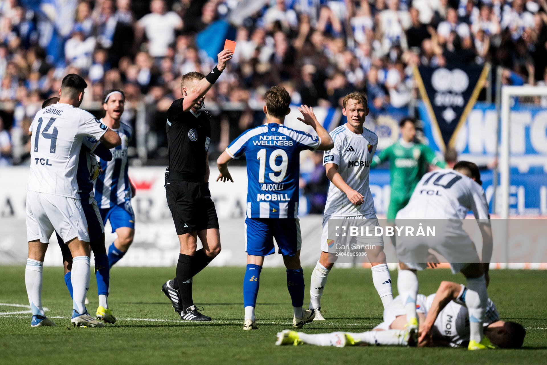 Domare Glenn Nyberg ger rött kort till IFK Göteborgs Kolbeinn Thordarson under fotbollsmatchen i Allsvenskan mellan IFK Göteborg och Djurgården den 1 april 2024 i Göteborg.