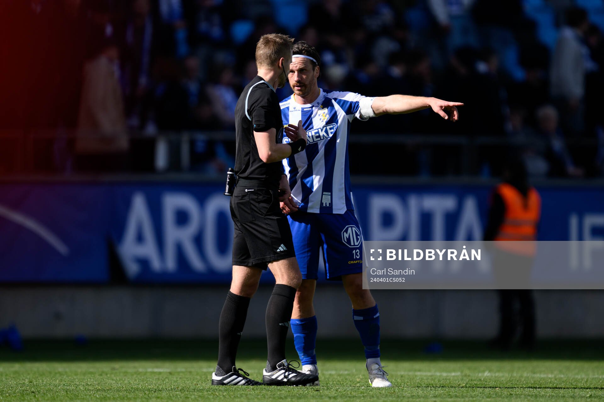 IFK Göteborgs Gustav Svensson pratar med Domare Glenn