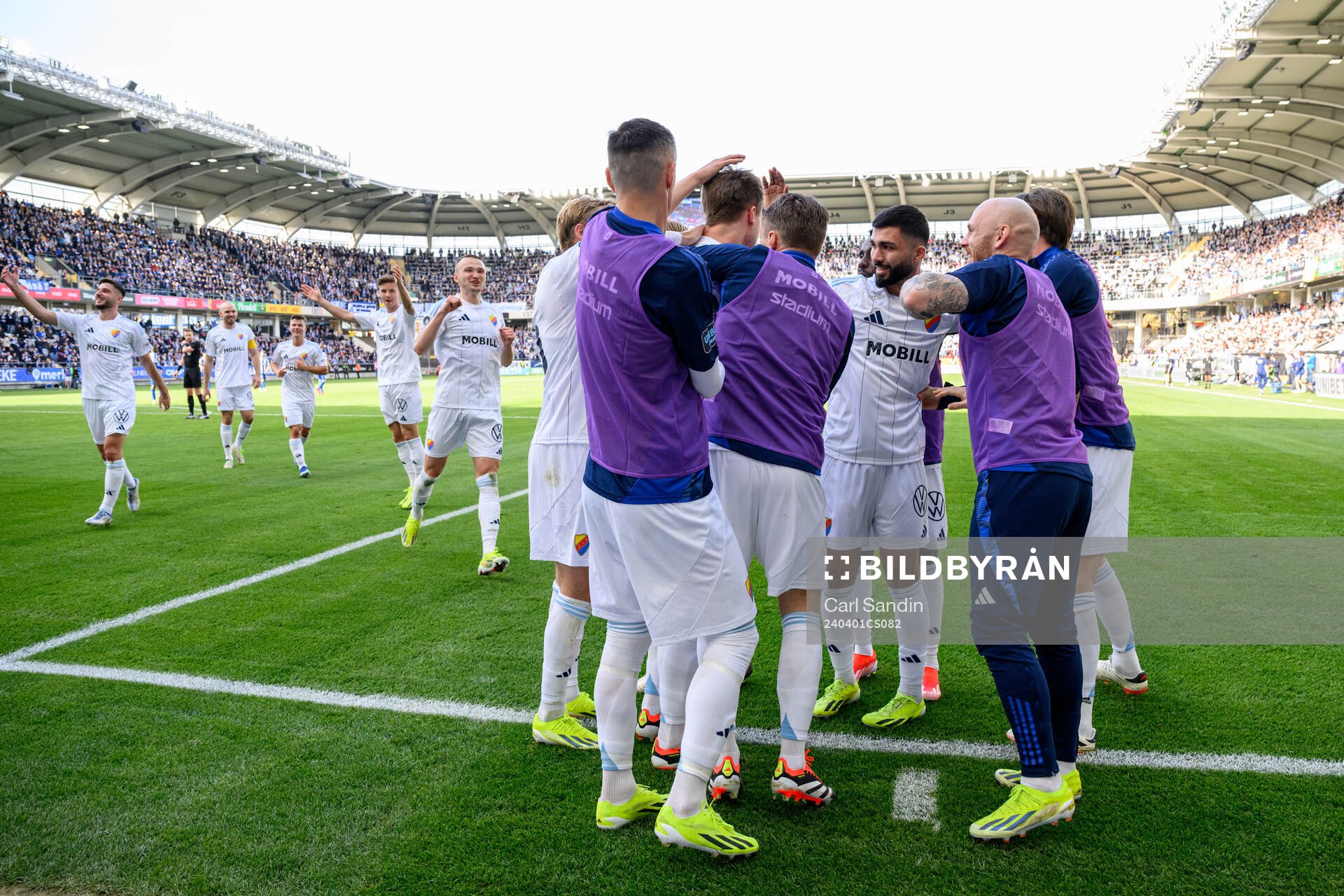 Djurgårdens spelare jublar efter 0-3 av Miro Tenho under fotbollsmatchen i Allsvenskan mellan IFK Göteborg och Djurgården den 1 april 2024 i Göteborg.