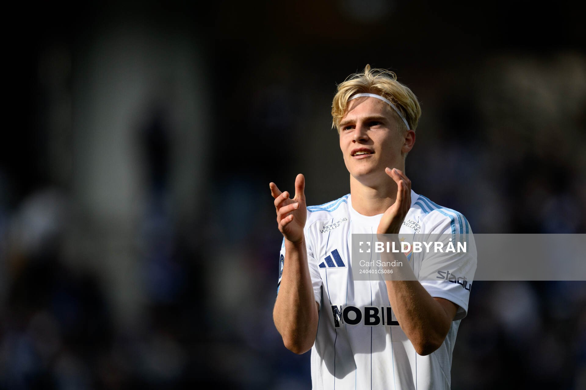 Djurgårdens Lucas Bergvall tackar publiken efter fotbollsmatchen i Allsvenskan mellan IFK Göteborg och Djurgården den 1 april 2024 i Göteborg.