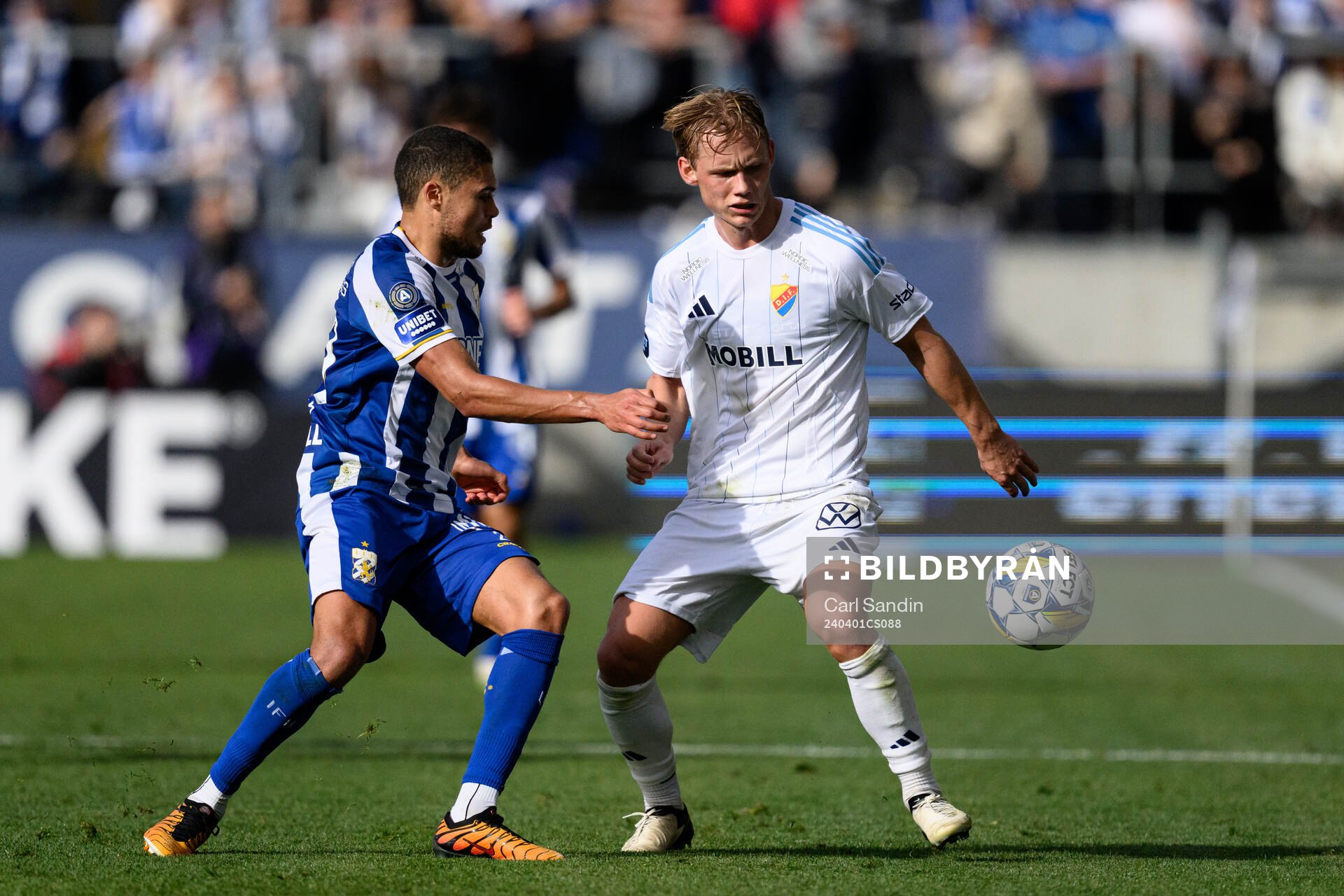 IFK Göteborgs Thomas Santos och Djurgårdens Tobias Gulliksen under fotbollsmatchen i Allsvenskan mellan IFK Göteborg och Djurgården den 1 april 2024 i Göteborg.