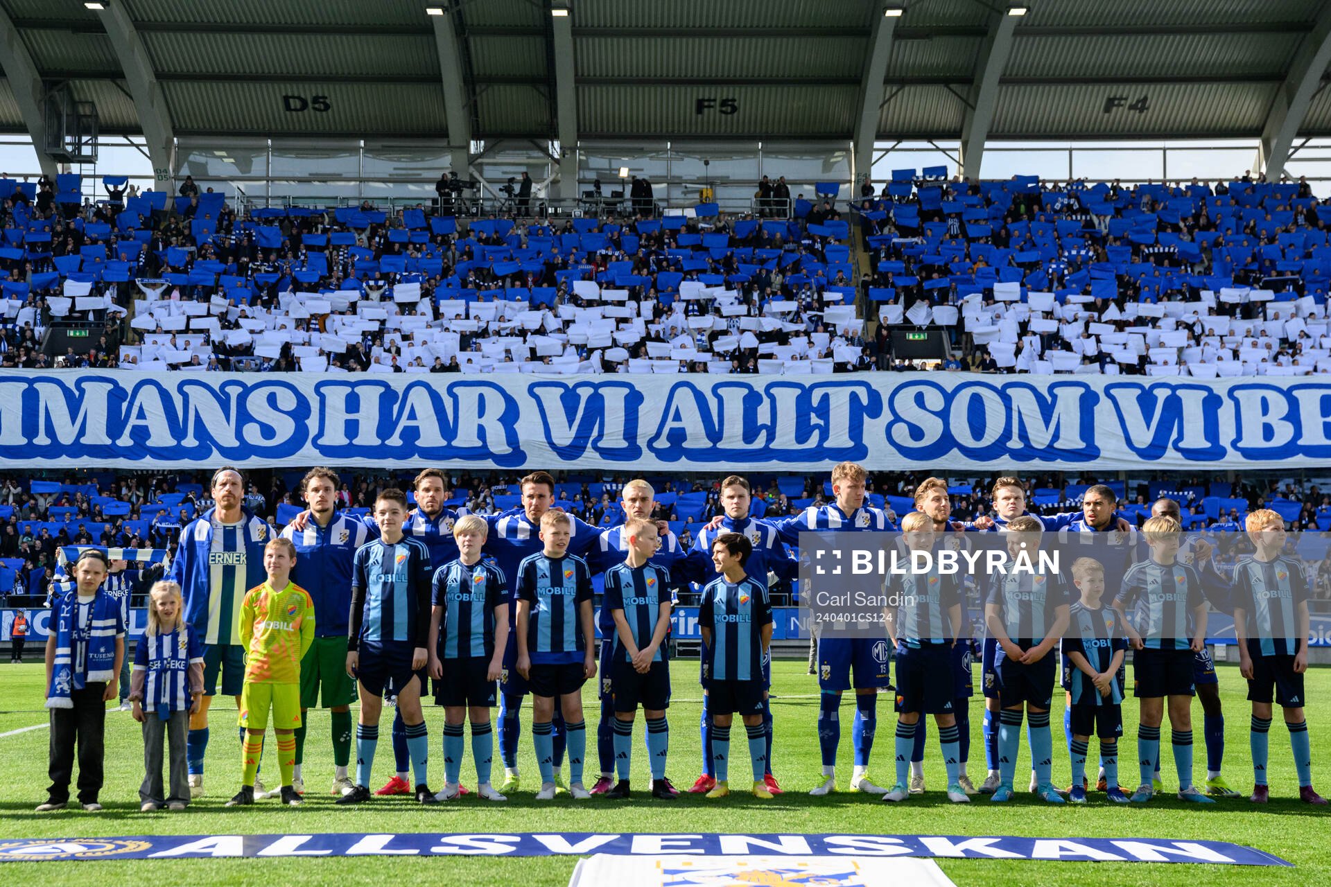 IFK Göteborgs spelare vidlineup innan fotbollsmatchen i
