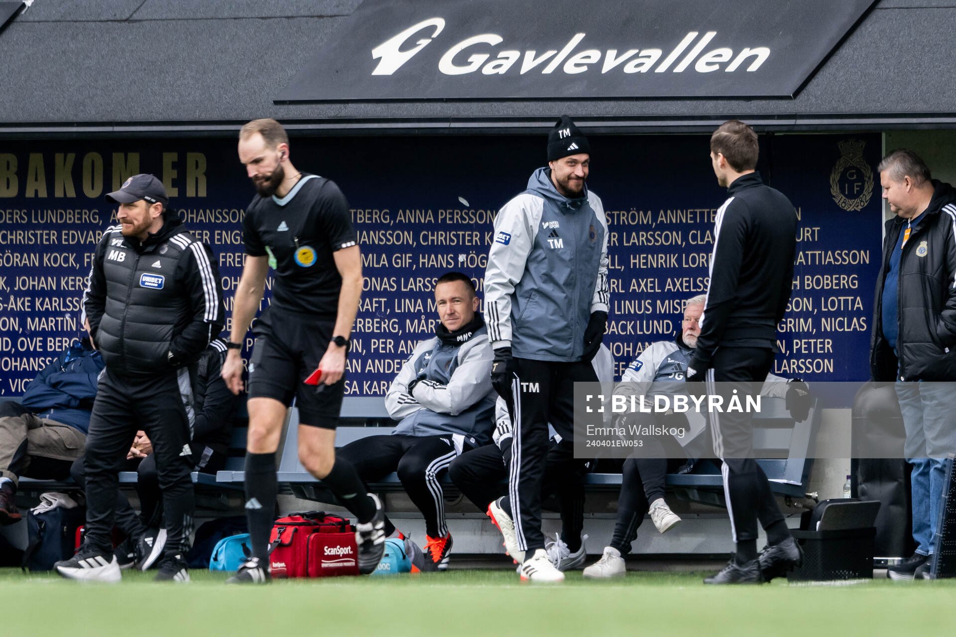 Gefles målvaktstränare Tim Markström på bänken lämnar