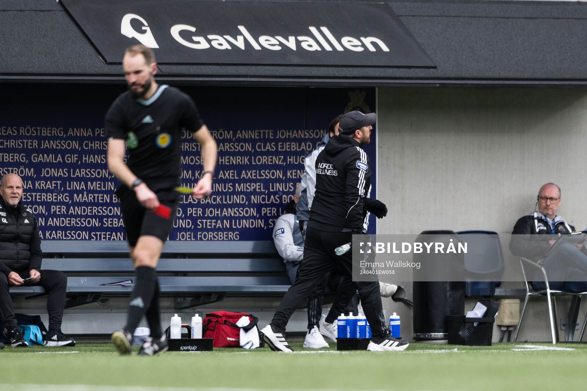Gefles tränare Mikael Bengtsson lämnar planen