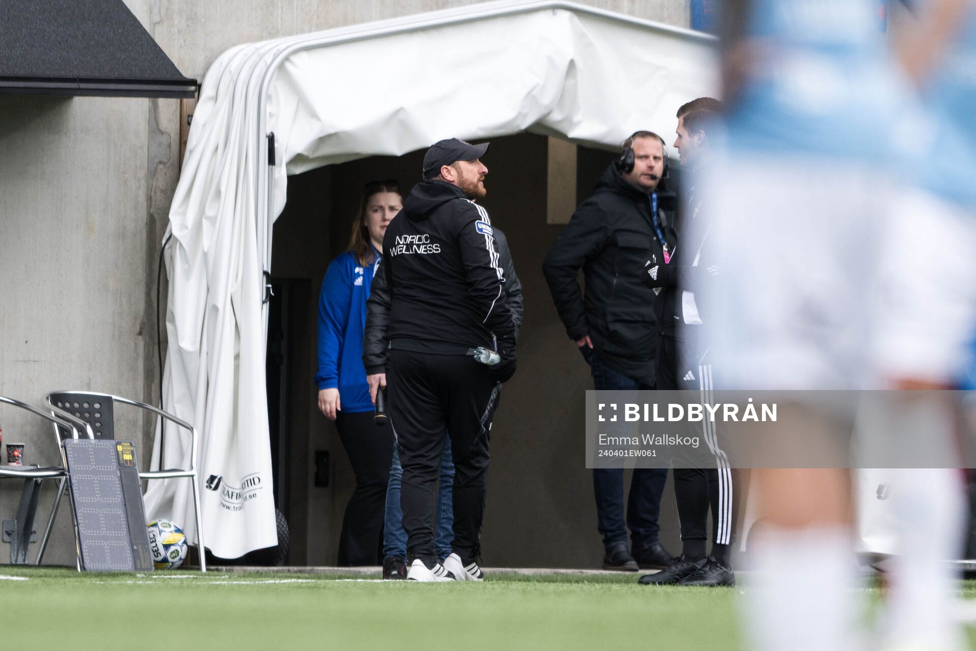 Gefles tränare Mikael Bengtsson lämnar planen