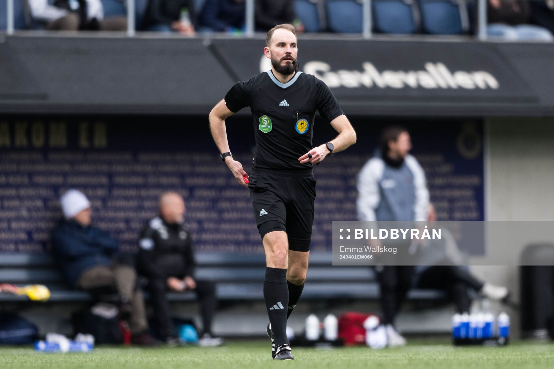 Domare Andreas Dufva-Johansson under fotbollsmatchen i Superettan mellan Gefle och Helsingborg den 1 april 2024 i Gävle. 