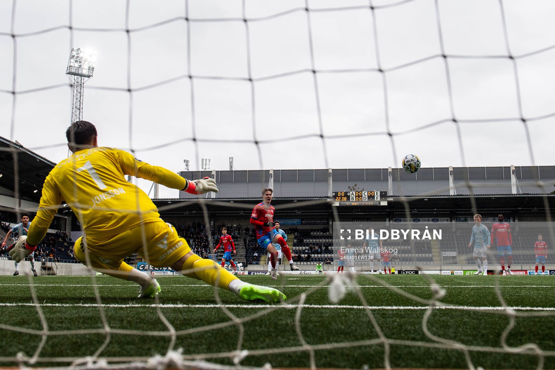 Helsingborgs Taylor Silverholt gör 0-1 bakom Gefles målvakt Oscar Jonsson på straff under fotbollsmatchen i Superettan mellan Gefle och Helsingborg den 1 april 2024 i Gävle.