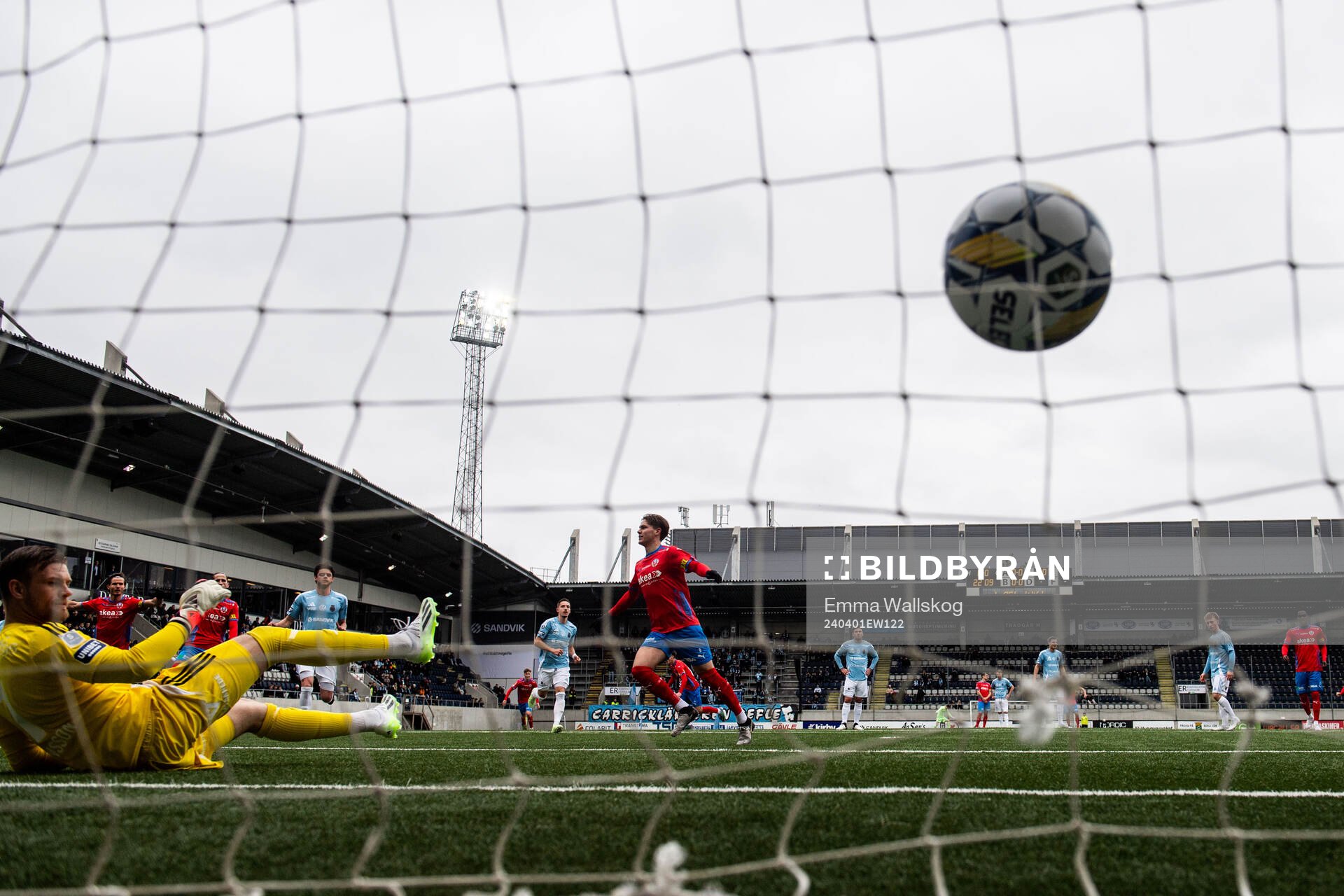 Helsingborgs Taylor Silverholt jublar efter att ha gjort 0-1 bakom Gefles målvakt Oscar Jonsson på straff under fotbollsmatchen i Superettan mellan Gefle och Helsingborg den 1 april 2024 i Gävle.