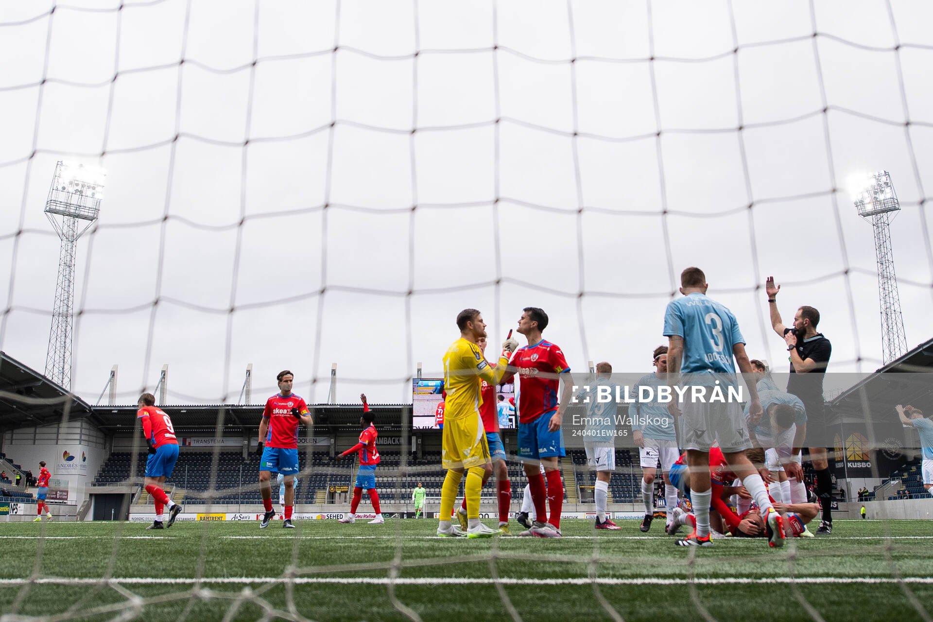 Gefles målvakt Oscar Jonsson i diskussion med Helsingborgs Jon Birkfeldt medan Wilhelm Nilsson har ont under fotbollsmatchen i Superettan mellan Gefle och Helsingborg den 1 april 2024 i Gävle.
