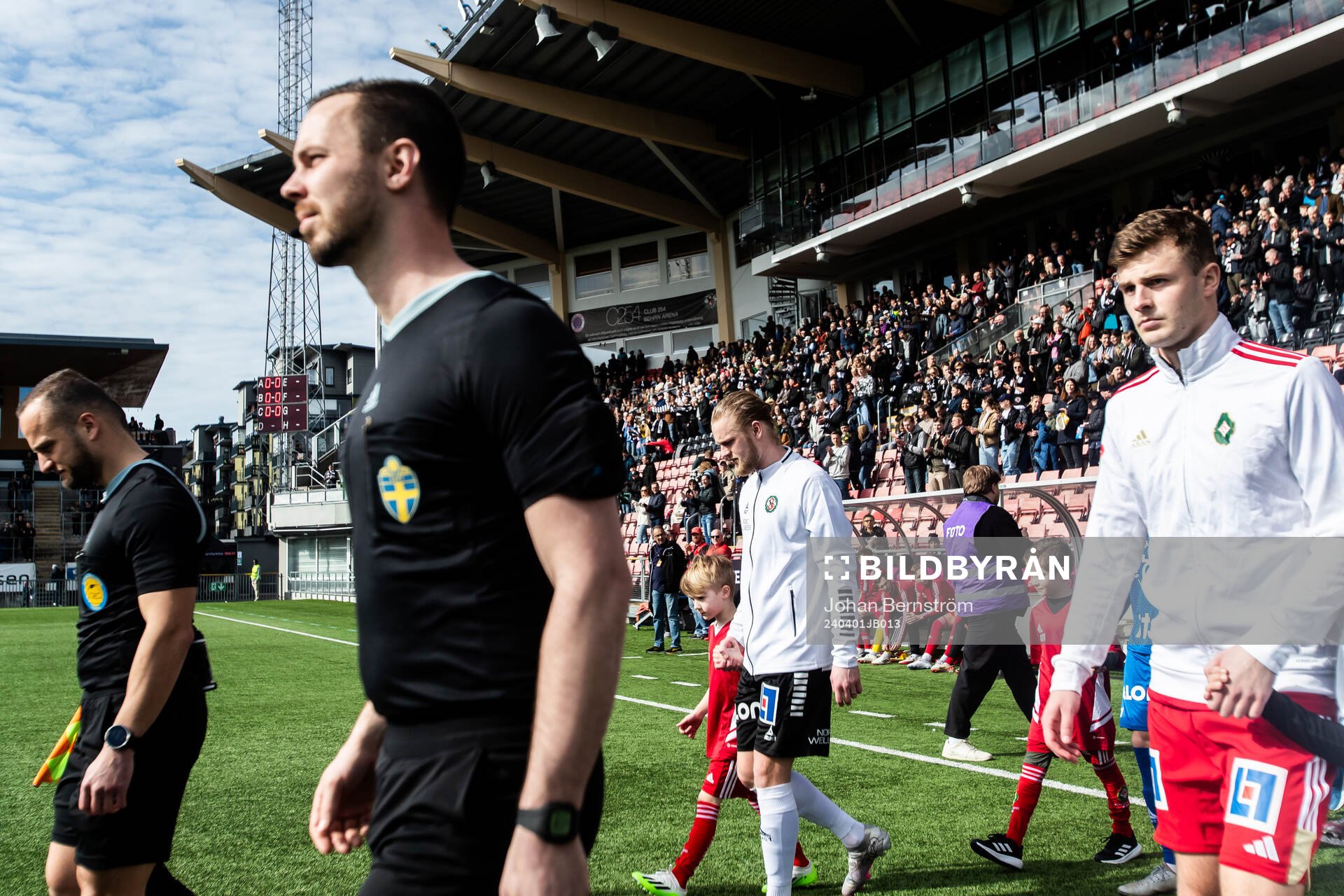 Örebros Kalle Holmberg gör entré med sin son inför fotbollsmatchen i Superettan mellan Örebro och Skövde AIK den 1 april 2024 i Örebro. 