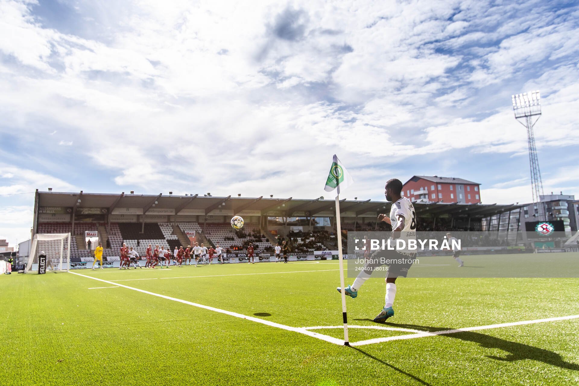 Örebros Mohammed Khalid Saeid slår en hörna