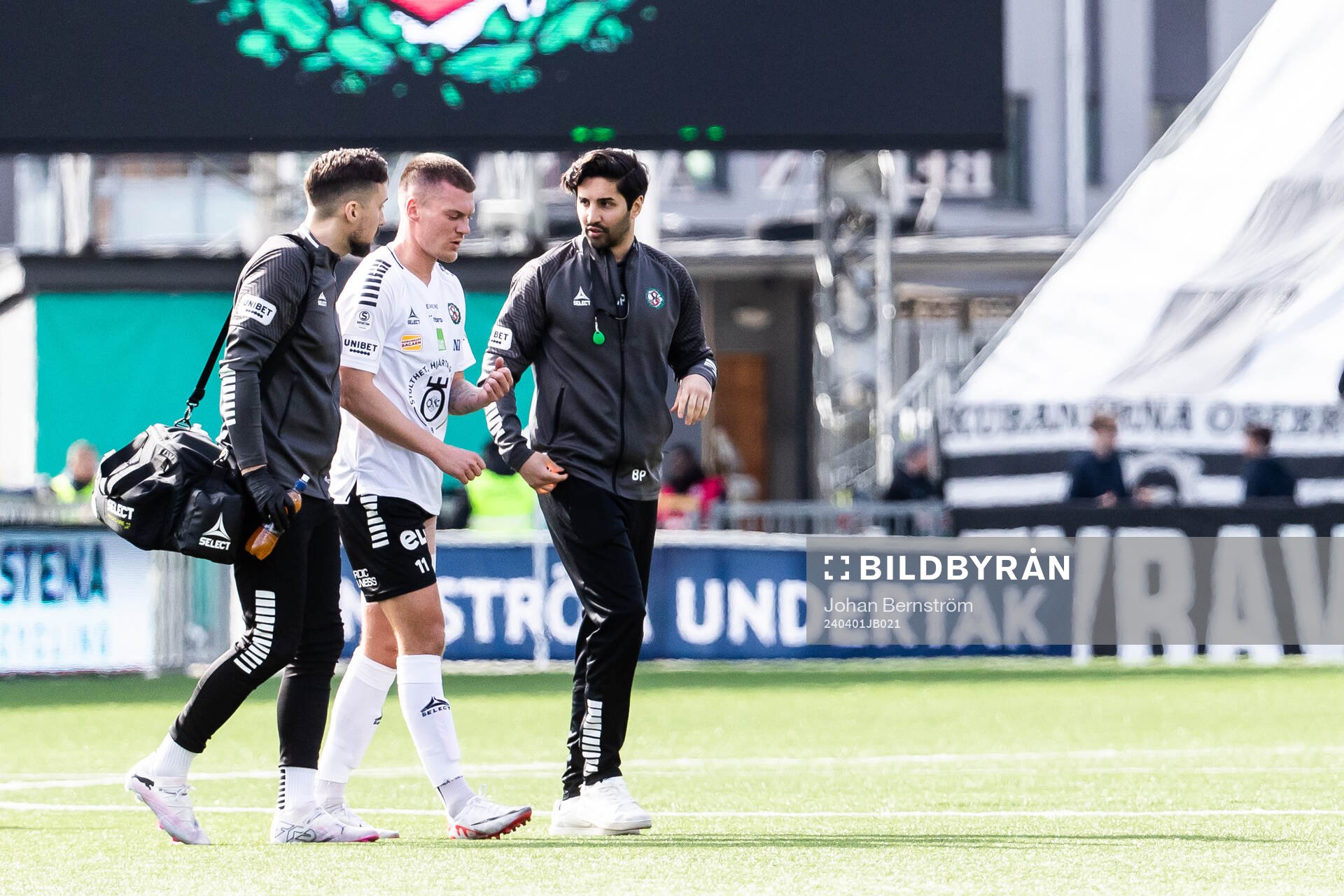 Örebros Samuel Kroon utgår skadad