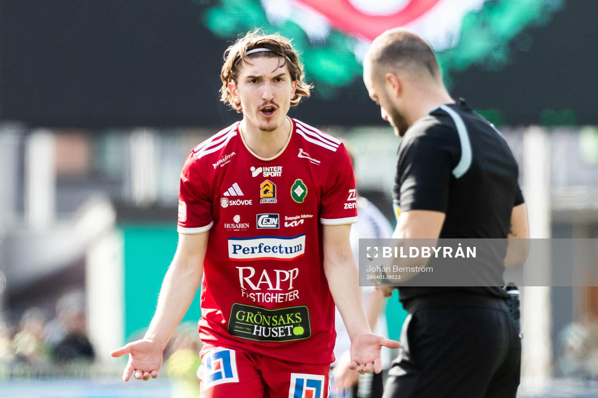 Skövde AIKs Hugo Engström reagerar på ett domslut