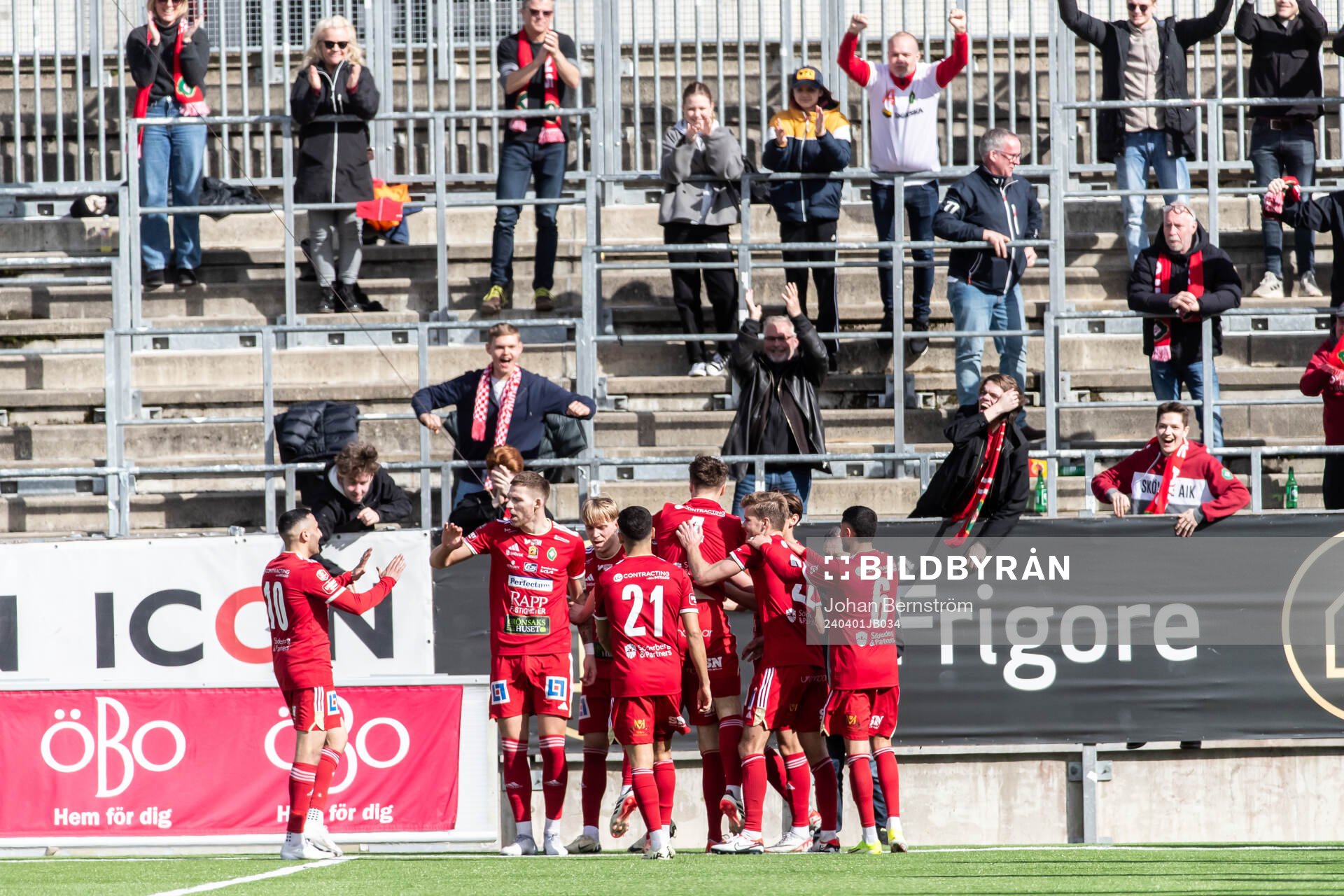 Skövde AIKs Mikael Mörk jublar med lagkamrater efter 0-1 målet under fotbollsmatchen i Superettan mellan Örebro och Skövde AIK den 1 april 2024 i Örebro. 
