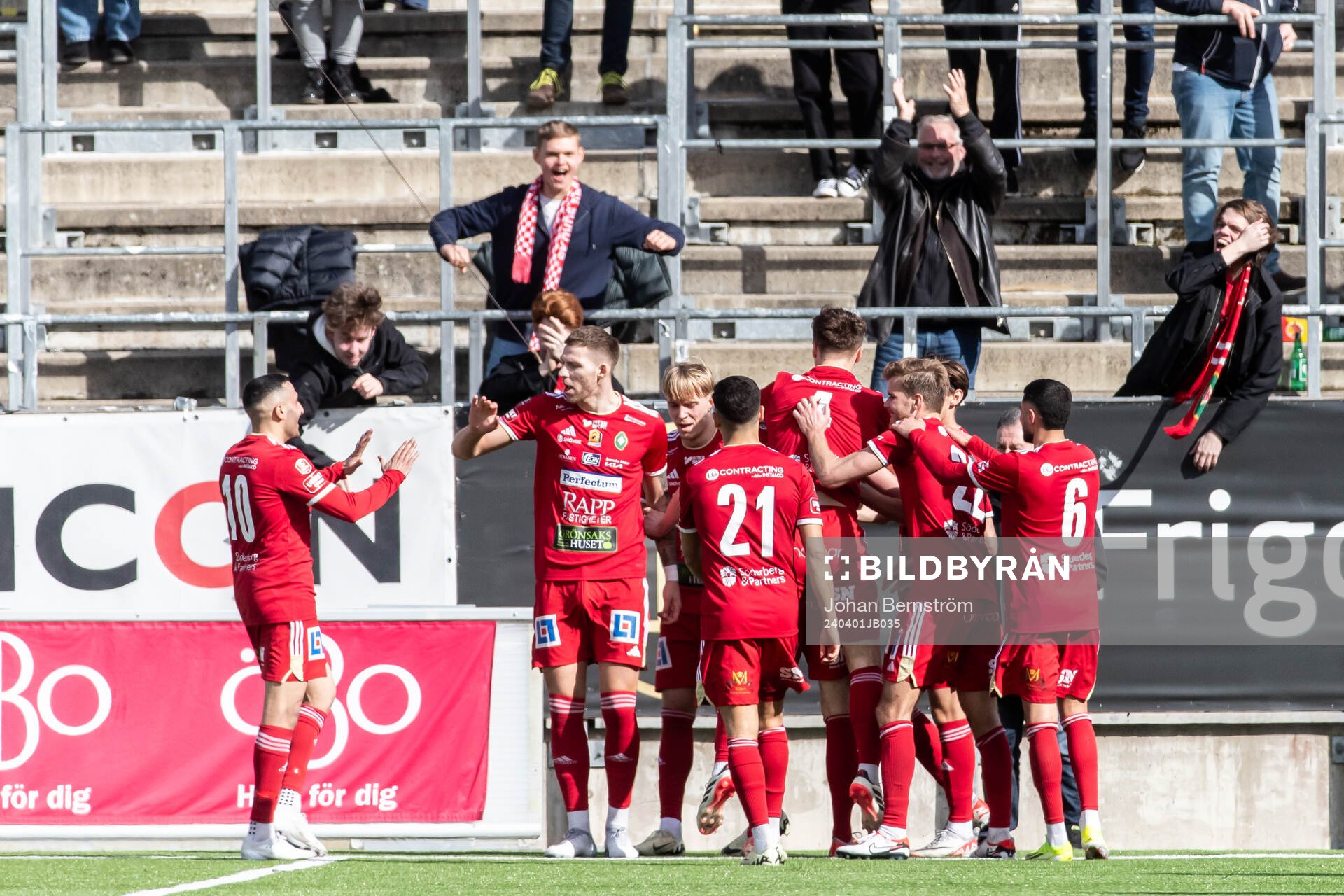 Skövde AIKs Mikael Mörk jublar med lagkamrater