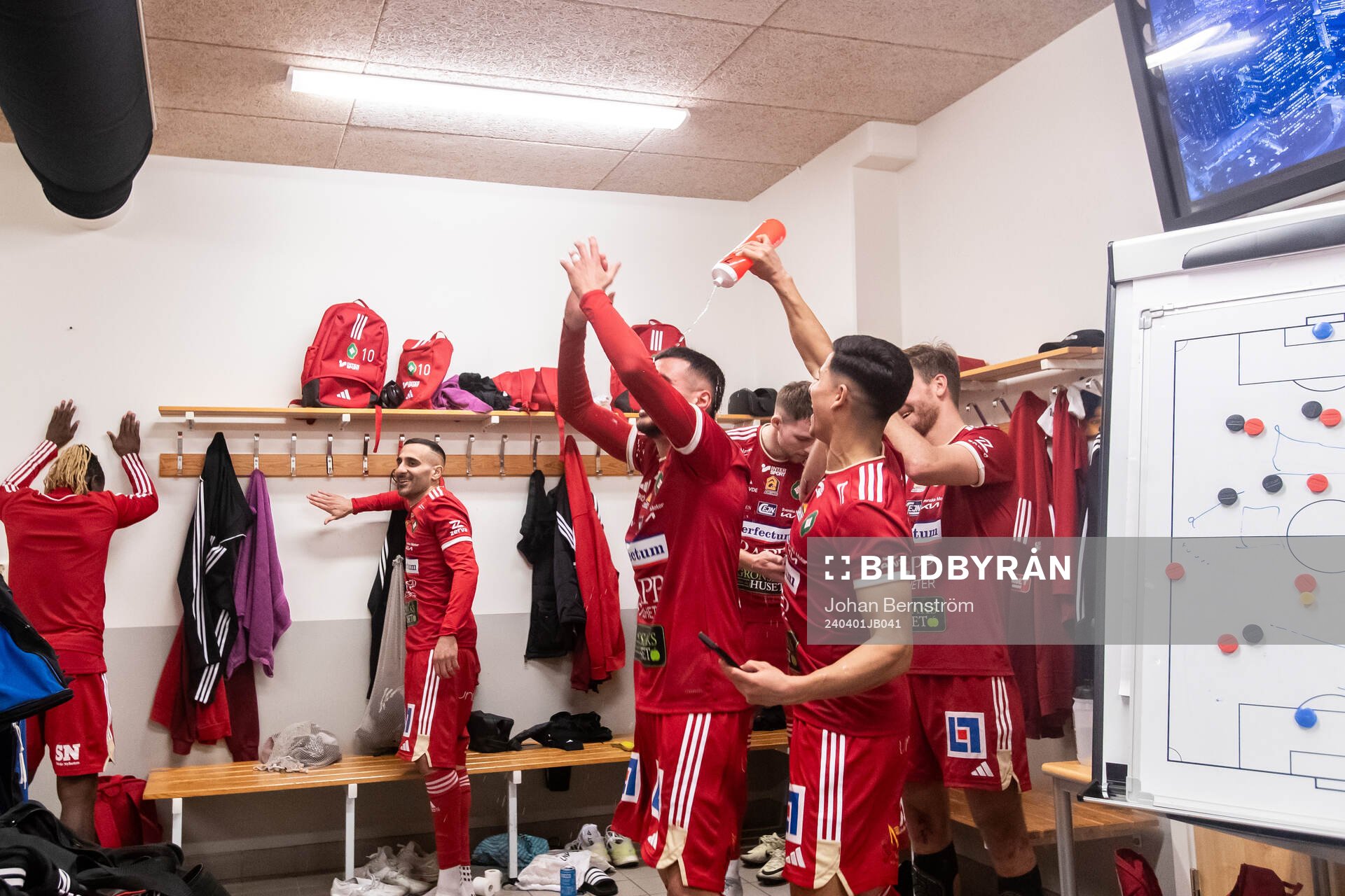 Skövde AIKs spelare jublar i omklädningsrummet