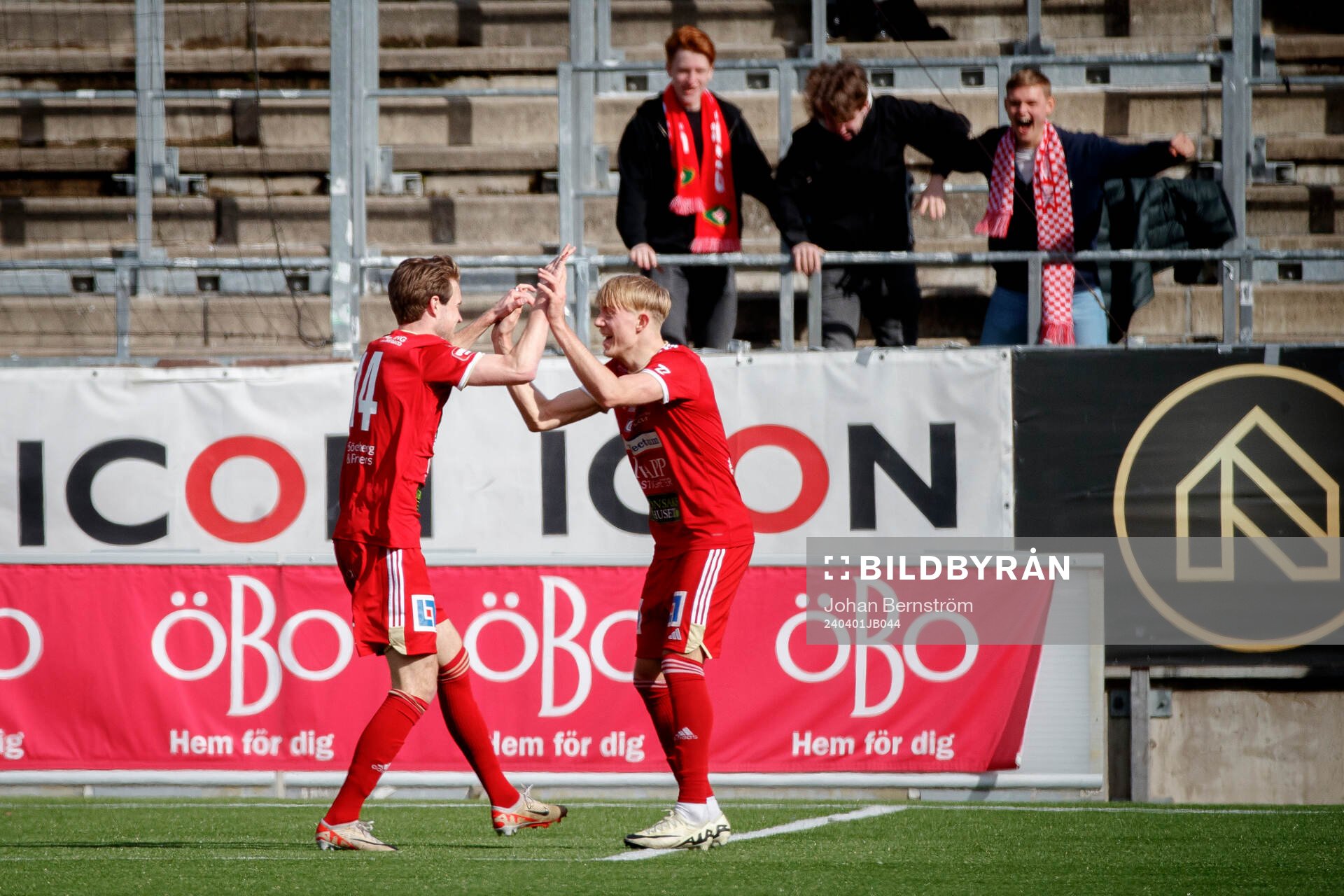 Skövde AIKs Mikael Mörk och Emil Skillermo jublar vid 0-1