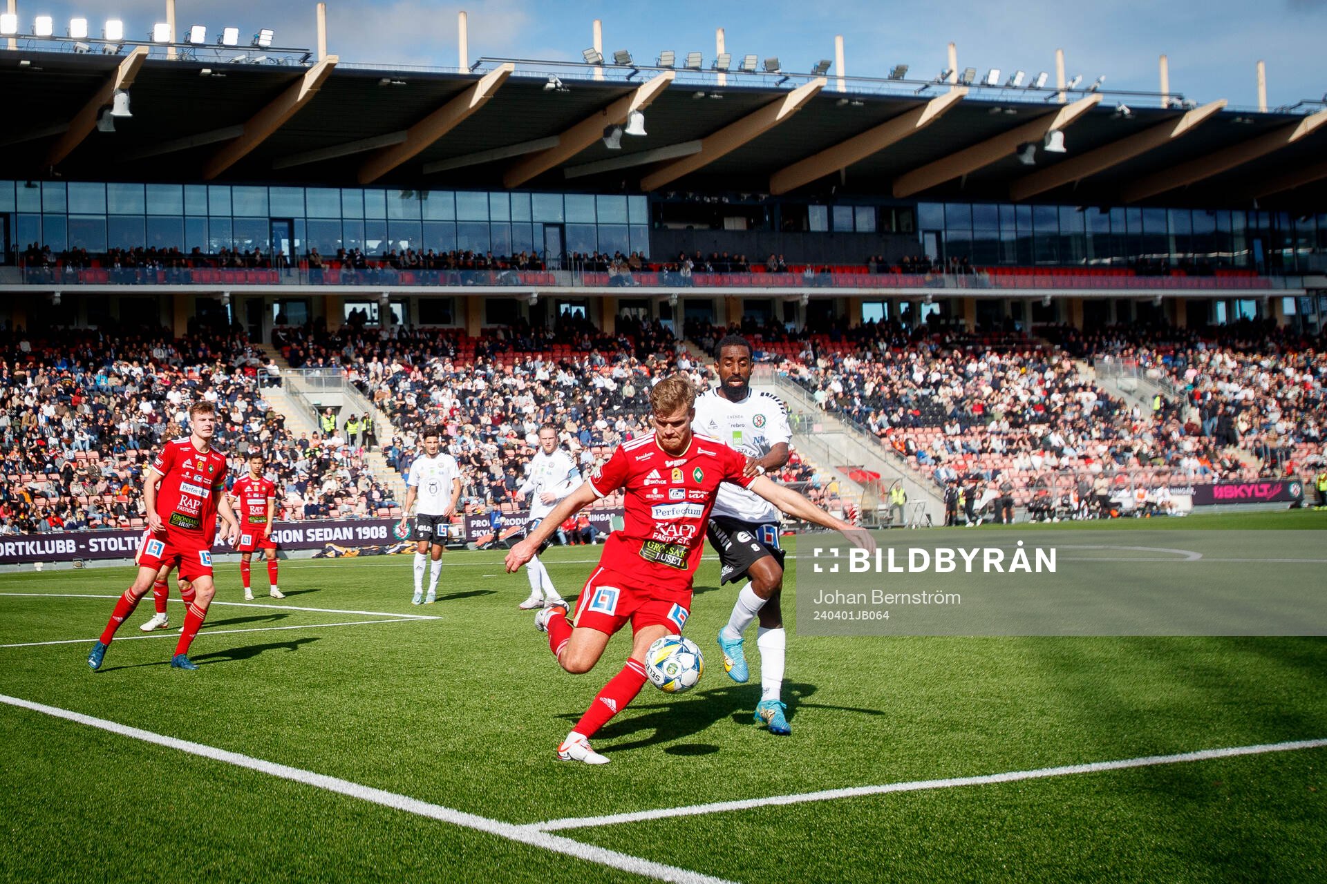 Skövde AIKs Elias Lindell och Örebros Mohammed Khalid Saeid under fotbollsmatchen i Superettan mellan Örebro och Skövde AIK den 1 april 2024 i Örebro.