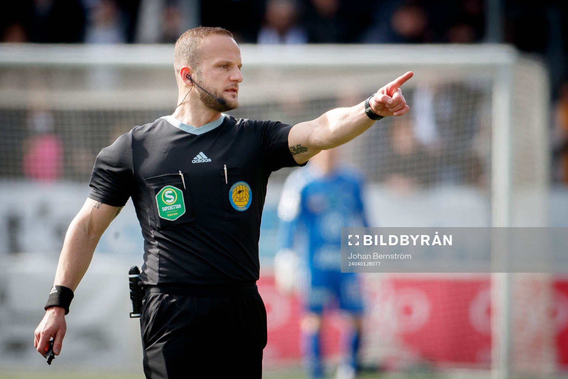 Domare Rinon Hasani under fotbollsmatchen i Superettan mellan Örebro och Skövde AIK den 1 april 2024 i Örebro. 