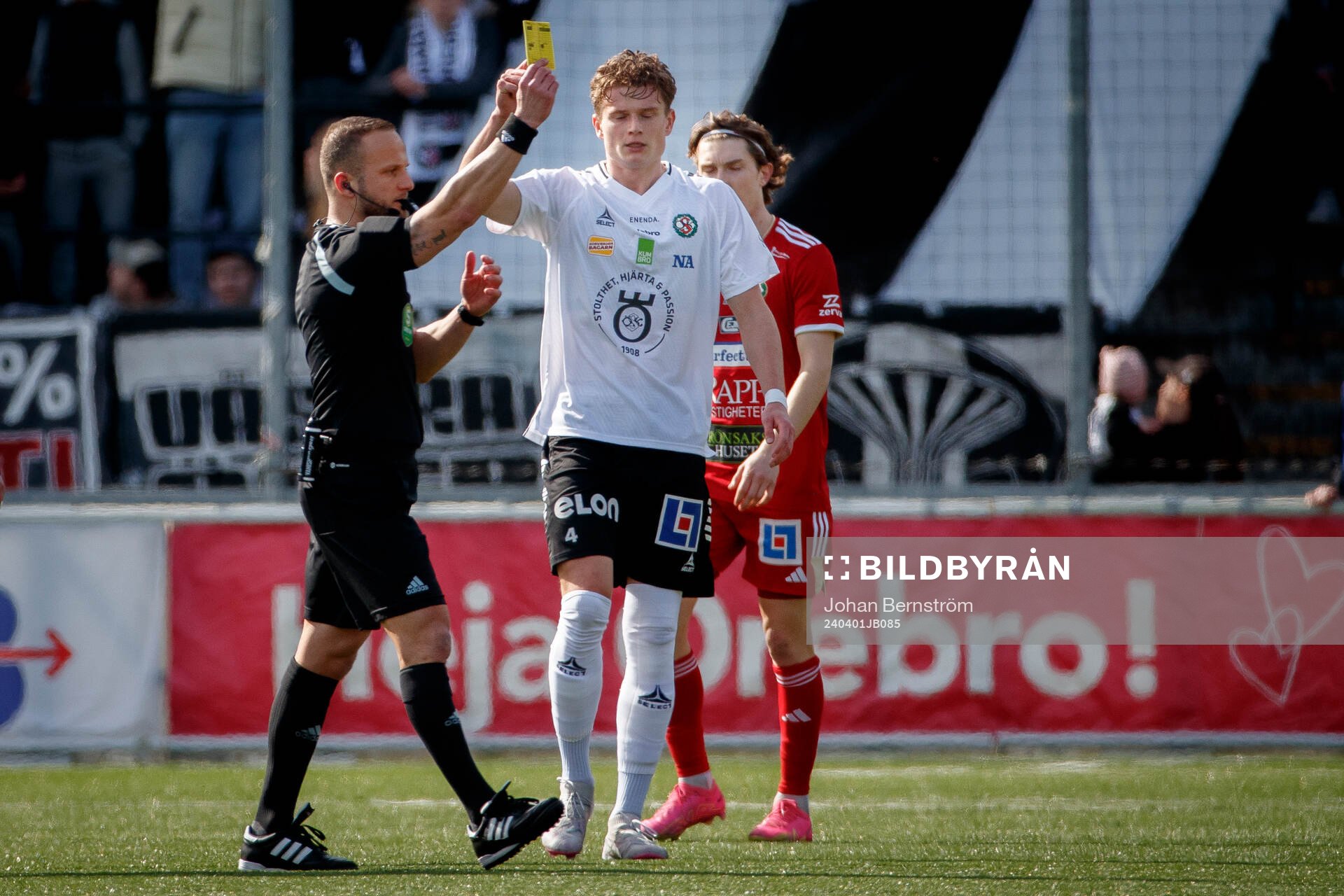Örebros Erik Mc Cue får gult kort