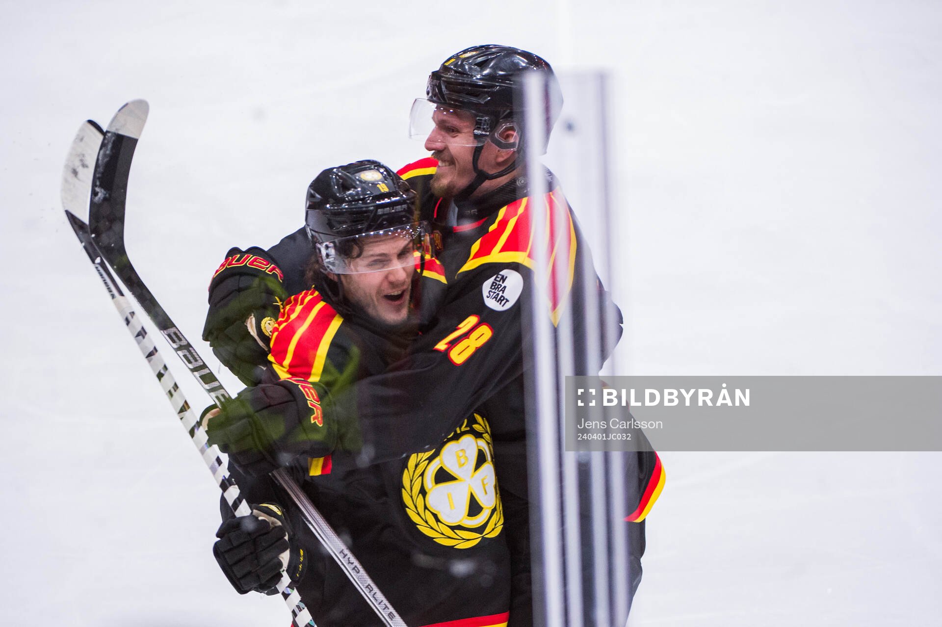 Brynäs Tyler Kelleher och Johannes Kinnvall jublar