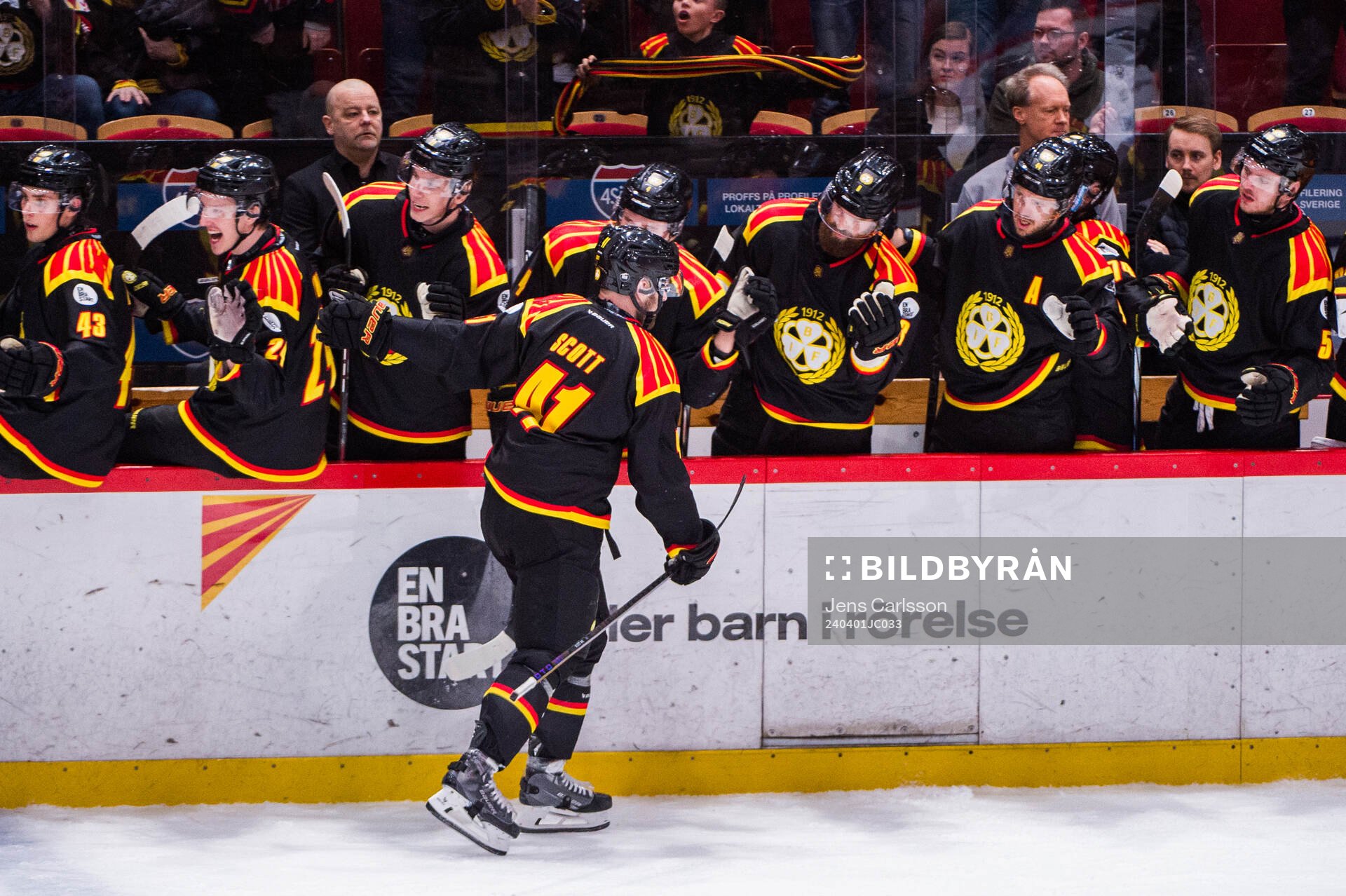 Brynäs Greg Scott jublar med båset