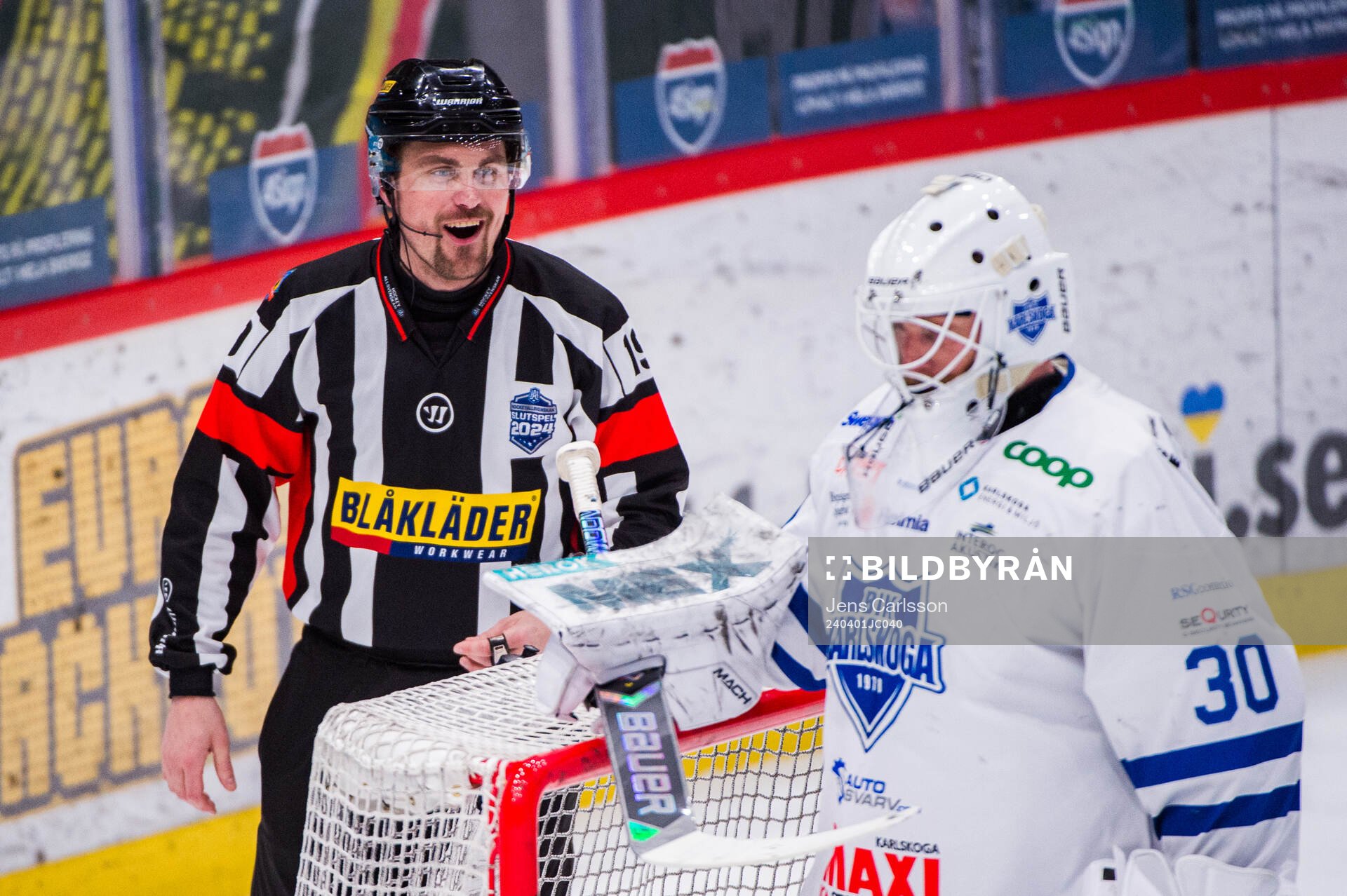 Domare David Laksola och Karlskogas målvakt Victor