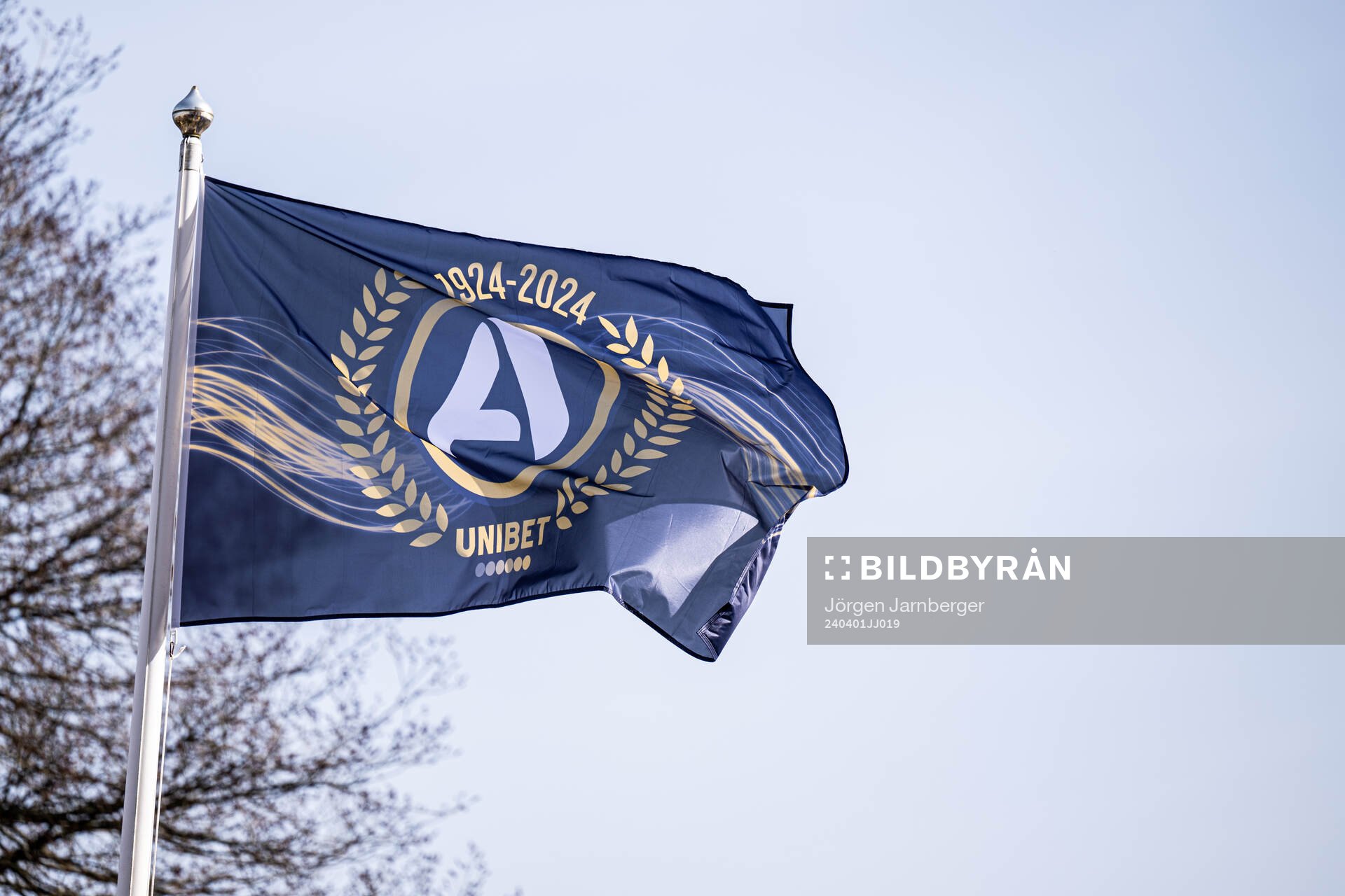 Allsvenskans flagga med jubileums krans under fotbollsmatchen i Allsvenskan mellan Elfsborg och Värnamo den 1 april 2024 i Borås. 