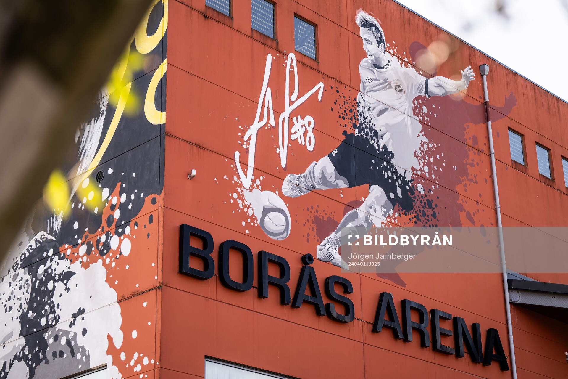 Detaljbild Borås Arena med muralmålning föreställande Anders Svensson under fotbollsmatchen i Allsvenskan mellan Elfsborg och Värnamo den 1 april 2024 i Borås.