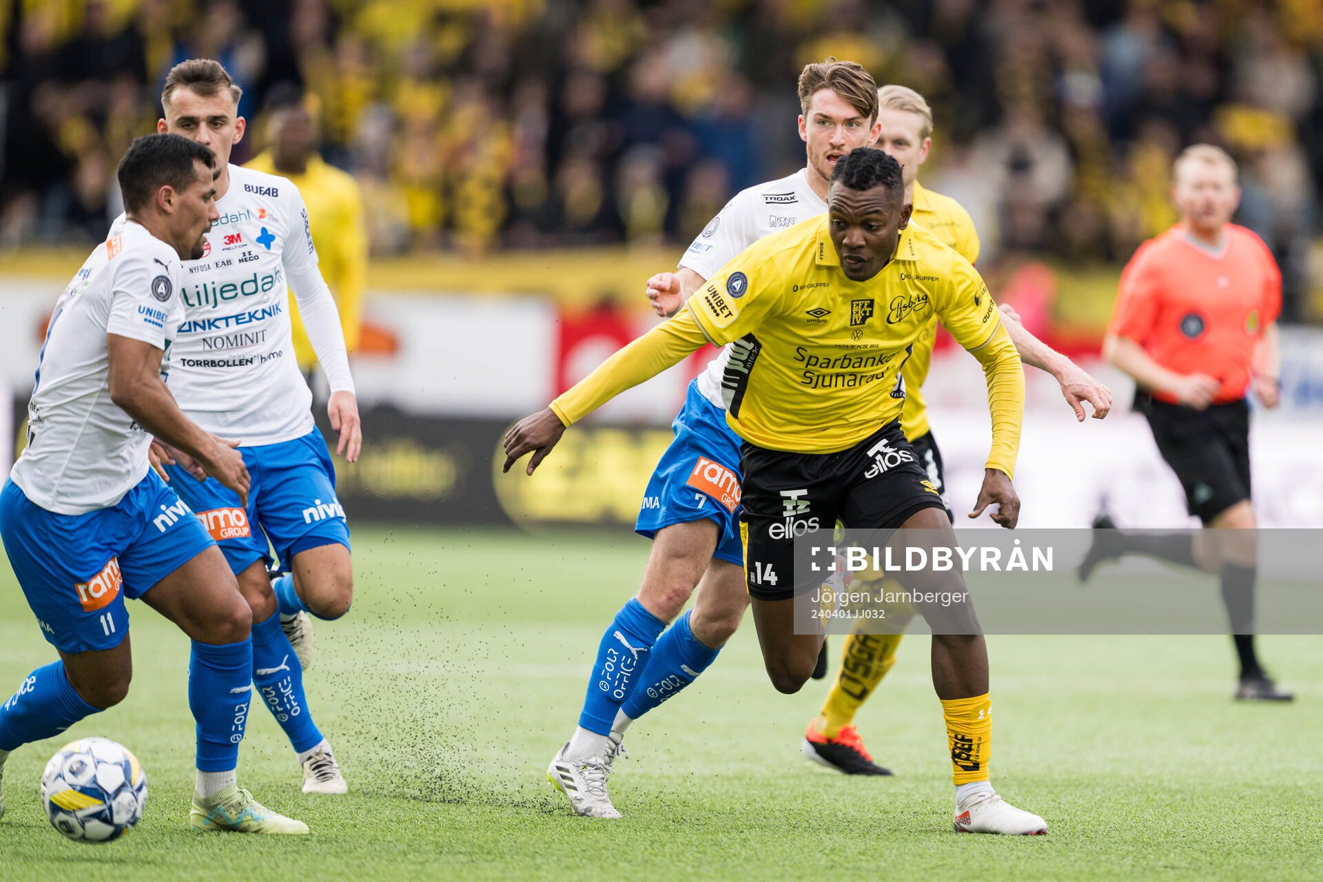 Elfsborgs Jalal Abdullai och Värnamos Wenderson Oliveira do Nascimento och Carl Johansson under fotbollsmatchen i Allsvenskan mellan Elfsborg och Värnamo den 1 april 2024 i Borås.