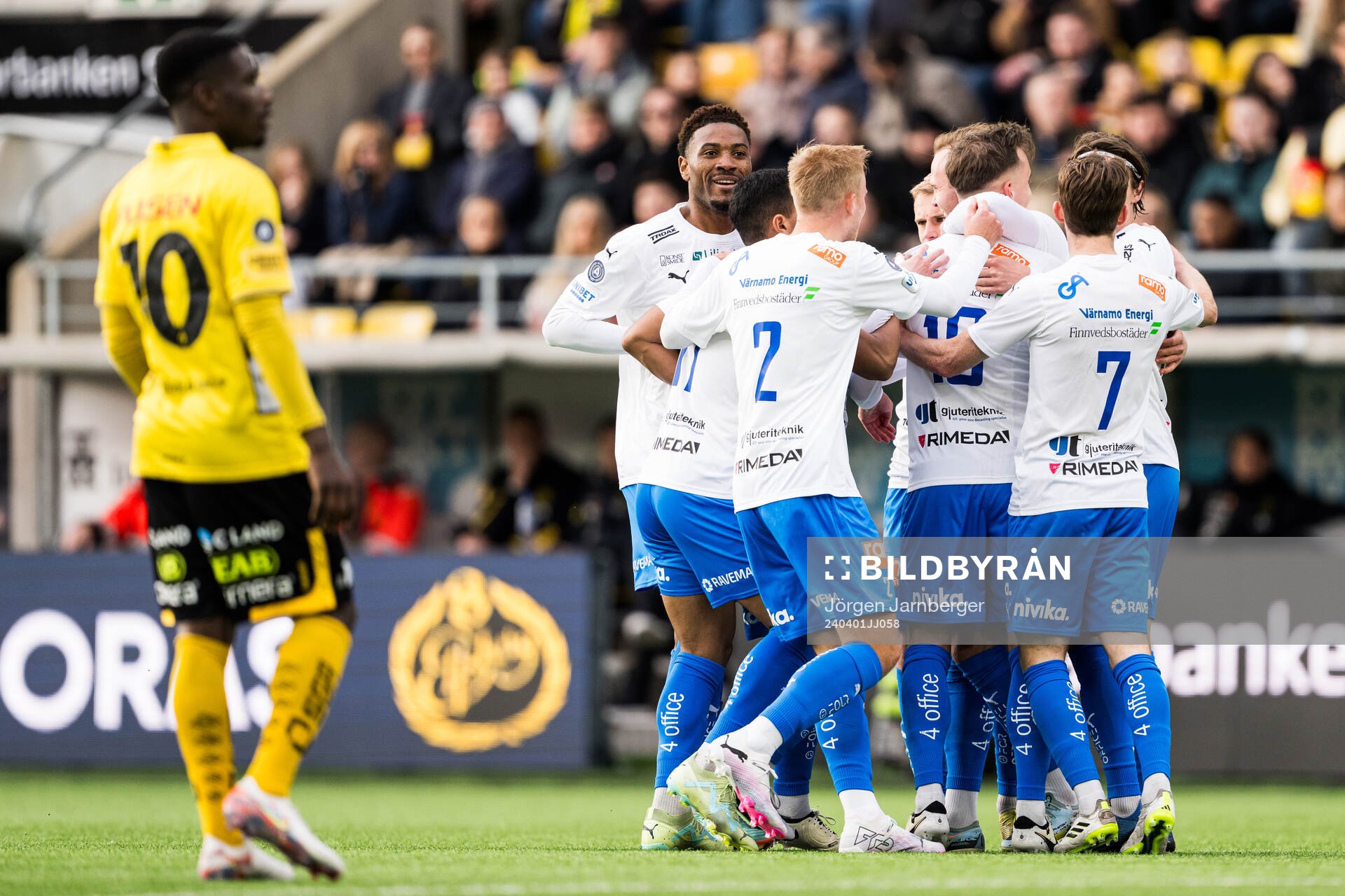 Värnamos Ajdin Zeljkovic jublar med lagkamrater efter sitt 2-2 mål under fotbollsmatchen i Allsvenskan mellan Elfsborg och Värnamo den 1 april 2024 i Borås.