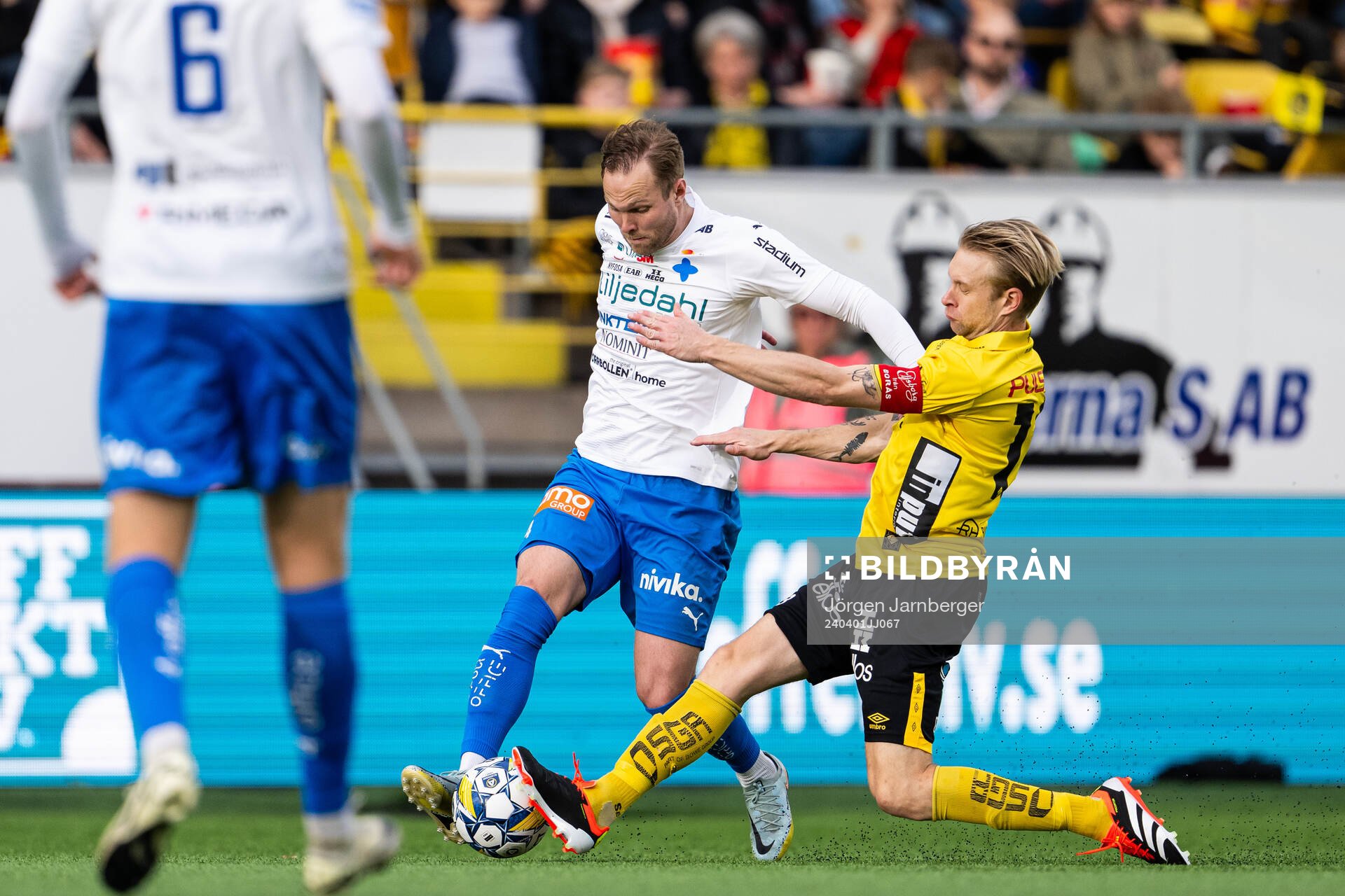 Värnamos Gustav Engvall och Elfsborgs Johan Larsson under fotbollsmatchen i Allsvenskan mellan Elfsborg och Värnamo den 1 april 2024 i Borås.
