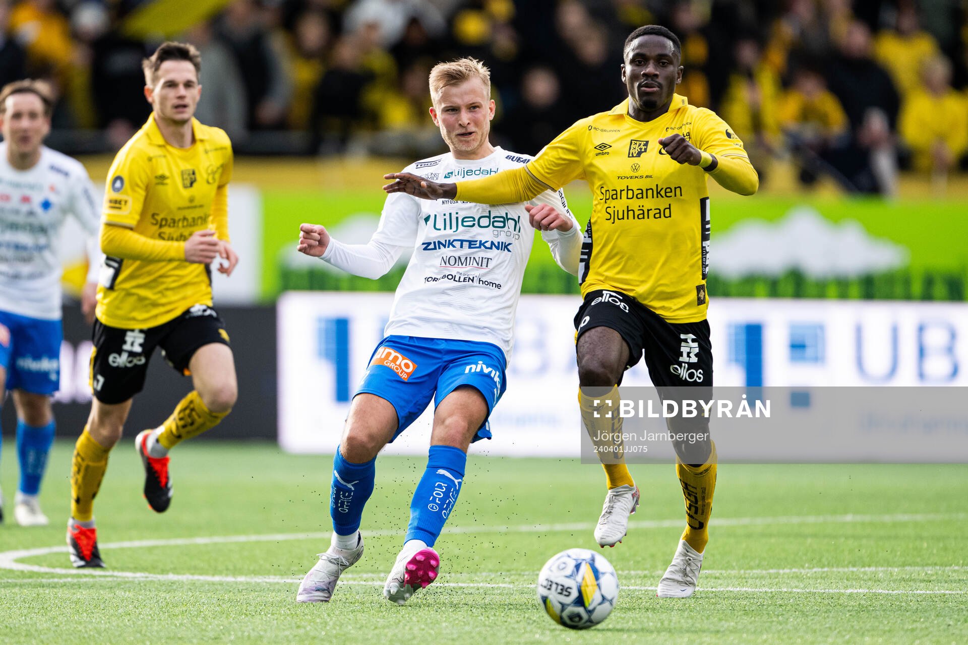 Värnamos Johan Rapp och Elfsborgs Michael Baidoo under fotbollsmatchen i Allsvenskan mellan Elfsborg och Värnamo den 1 april 2024 i Borås.