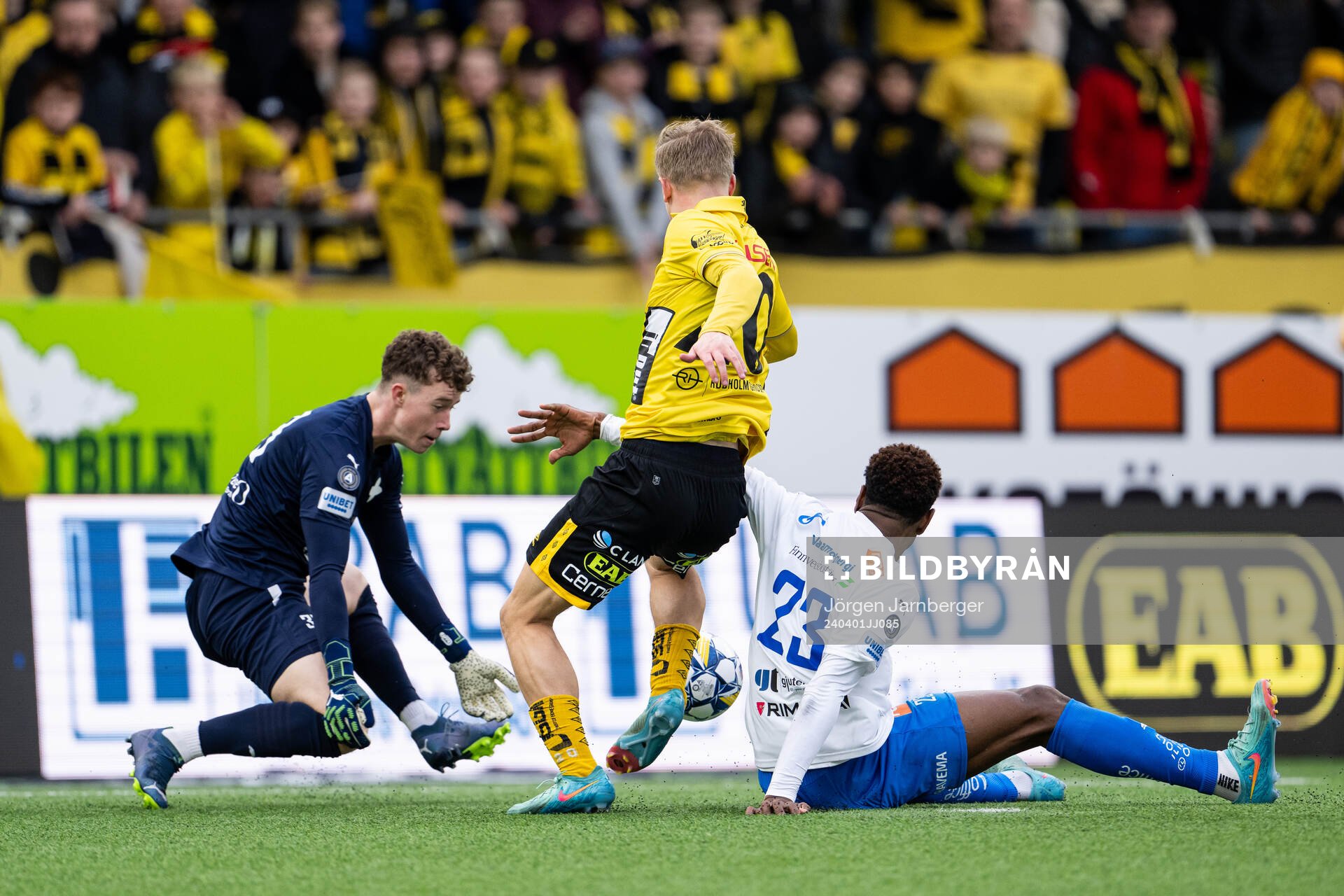 Värnamos målvakt Viktor Andersson, Elfsborgs Gottfrid Rapp och Värnamos Samuel Kotto i kamp under fotbollsmatchen i Allsvenskan mellan Elfsborg och Värnamo den 1 april 2024 i Borås.