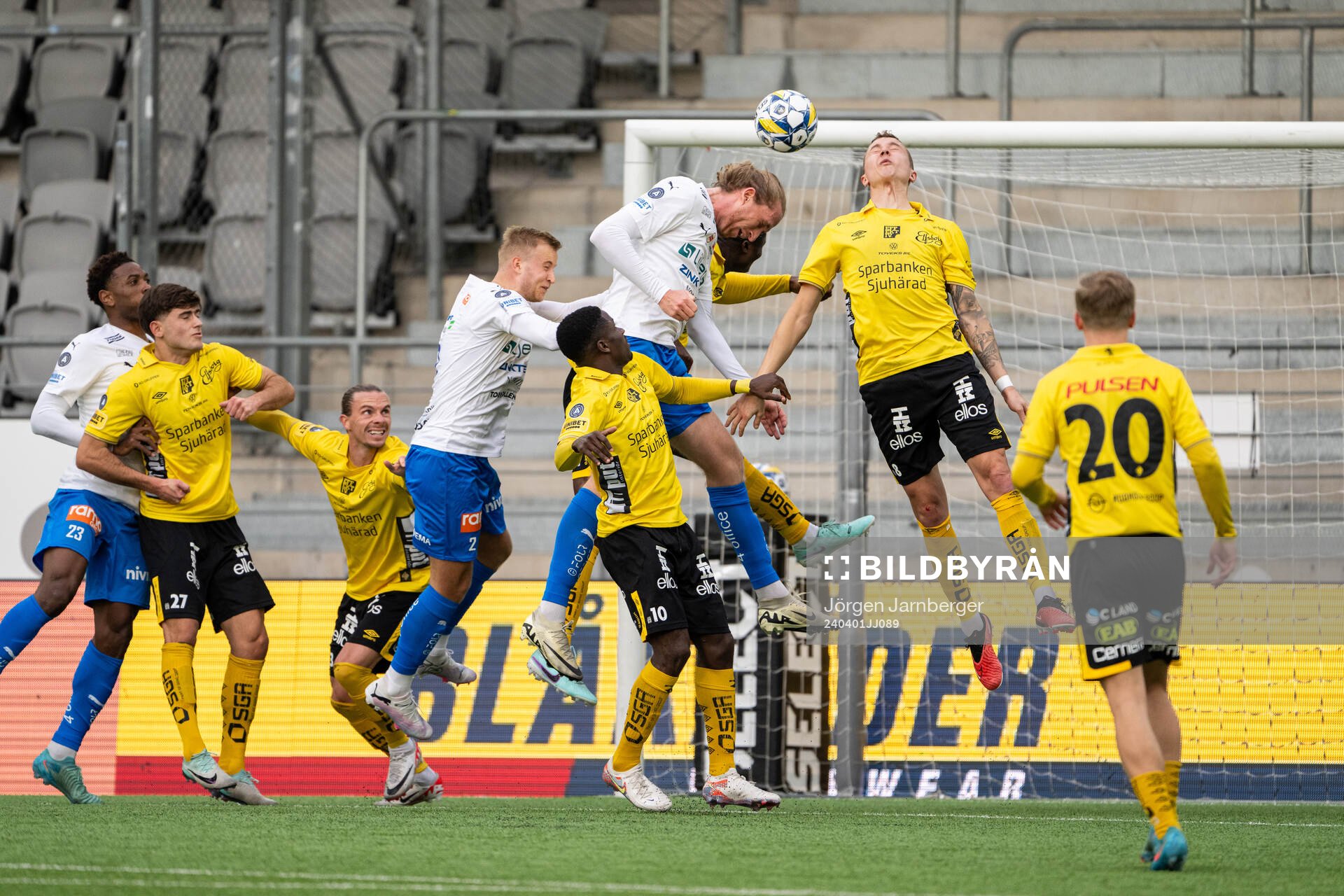 Värnamos Johan Rapp och Hampus Näsström i kamp med Elfsborgs Sebastian Holmen under fotbollsmatchen i Allsvenskan mellan Elfsborg och Värnamo den 1 april 2024 i Borås.