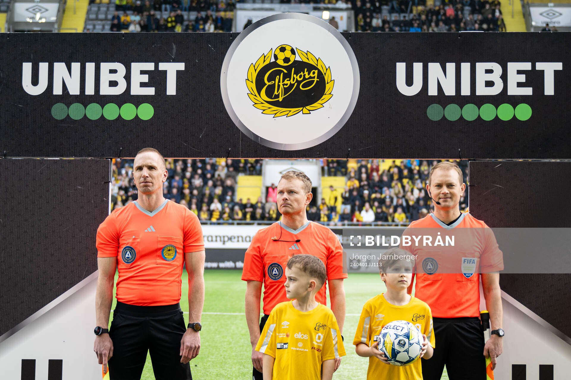 Domare Fredrik Klitte med assisterande domarna Pär Leek