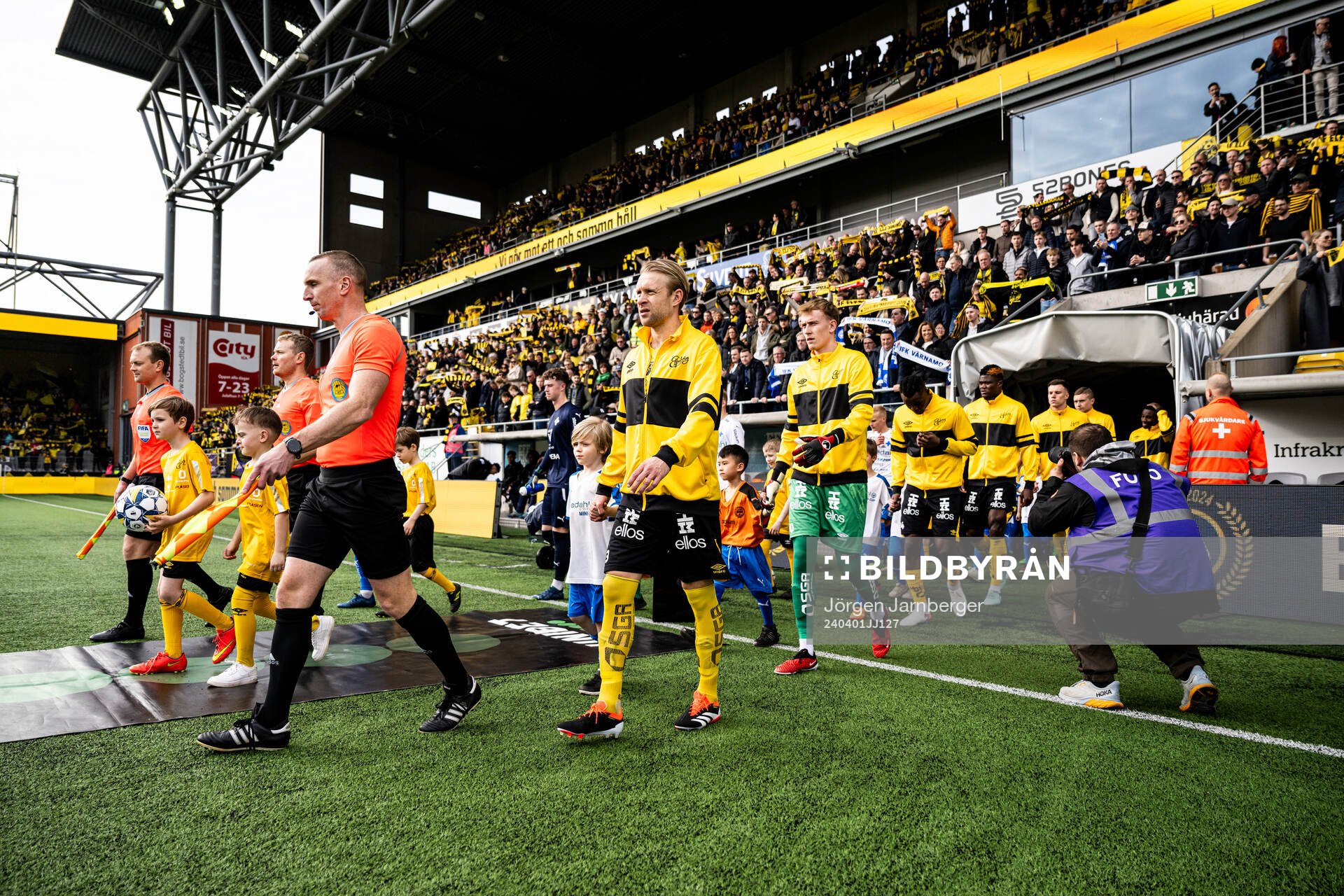 Lagen kommer in till match
