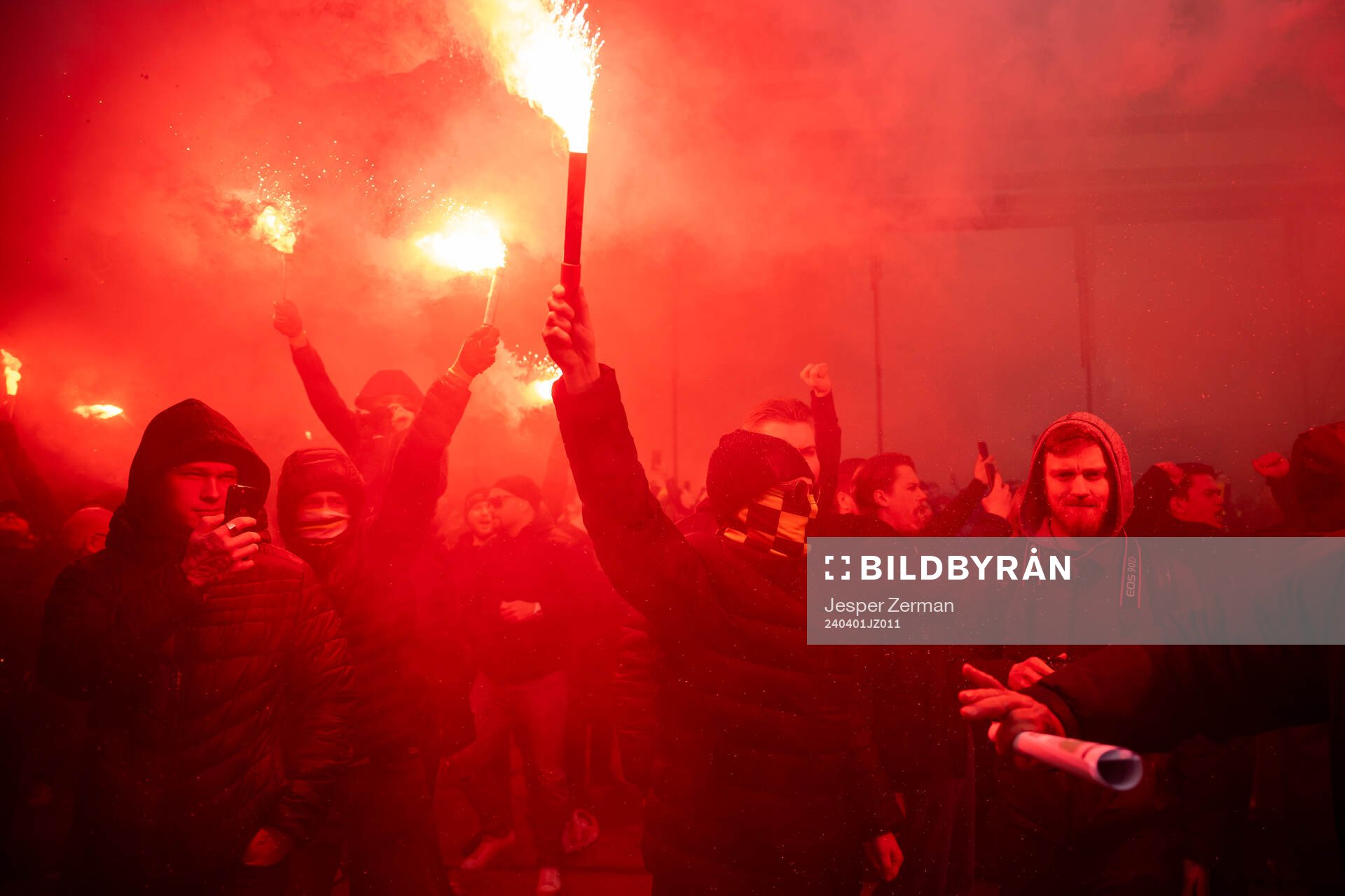 AIKs supportrar med pyro utanför arenan när spelarbussen