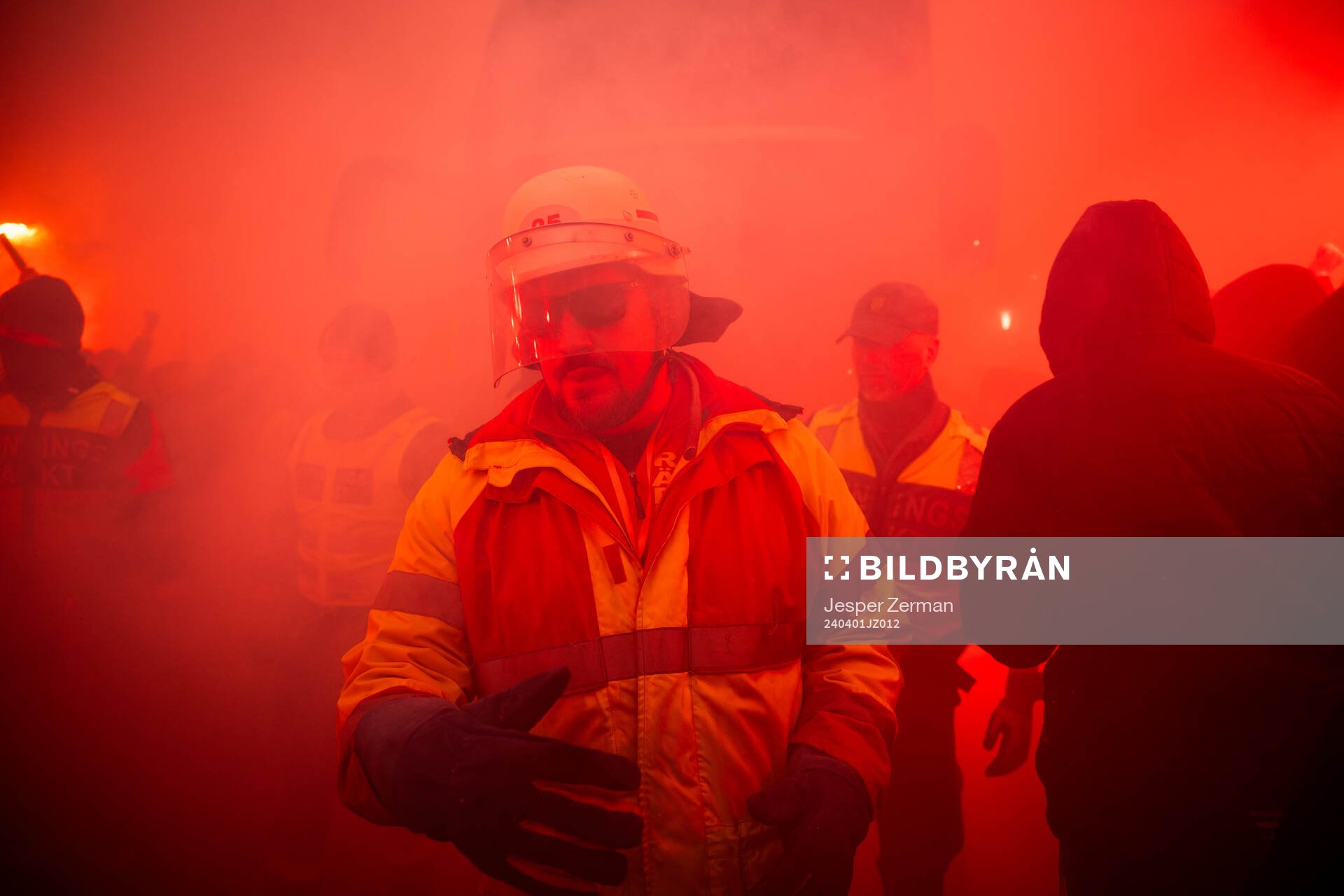 Brandpersonal när AIKs supportrar använder pyro utanför
