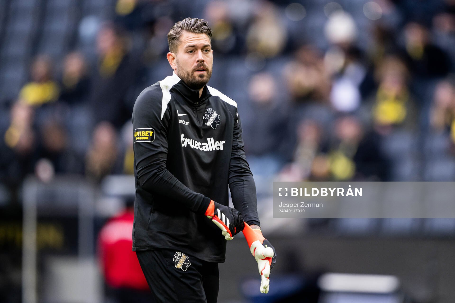 AIKs målvakt Kristoffer Nordfeldt under uppvärmningen inför fotbollsmatchen i Allsvenskan mellan AIK och Västerås den 1 april 2024 i Stockholm.