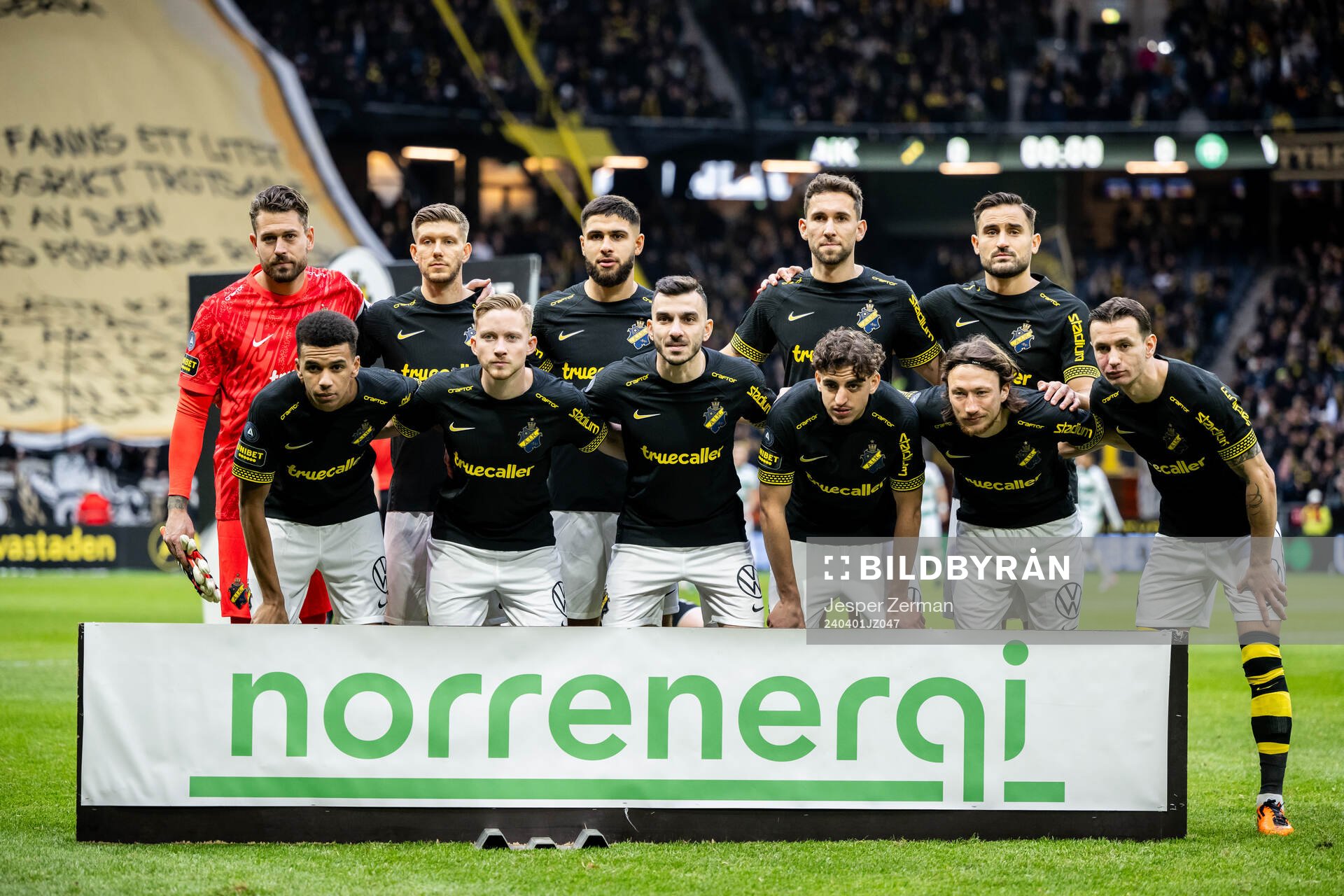 AIKs startelva ställer upp för en lagbild inför fotbollsmatchen i Allsvenskan mellan AIK och Västerås den 1 april 2024 i Stockholm. 