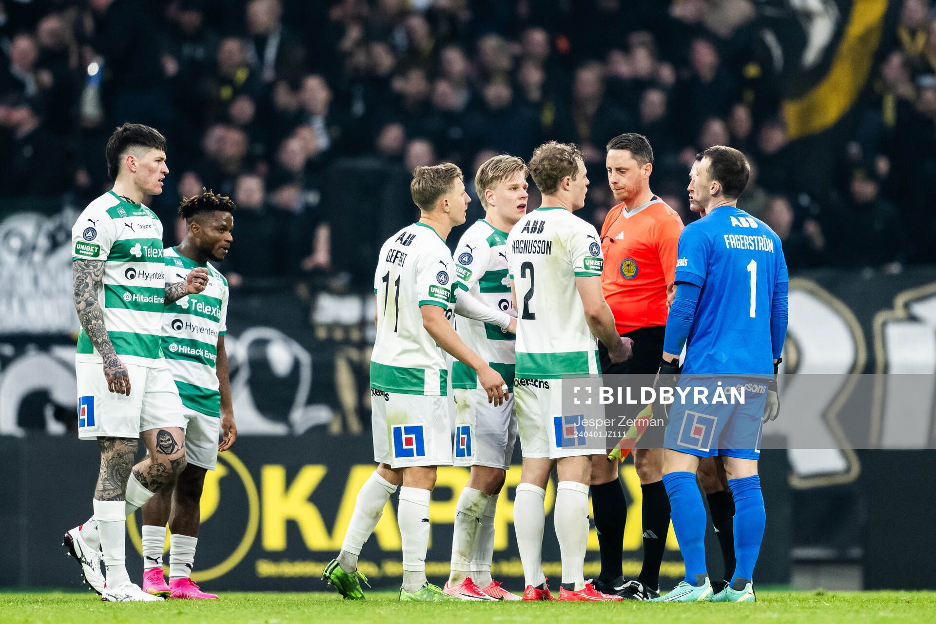 Västerås spelare i diskussion med Domare Granit Maqedonci
