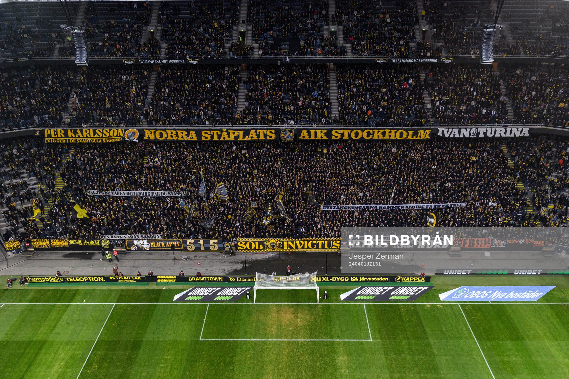 AIKs supportrar med banderoller