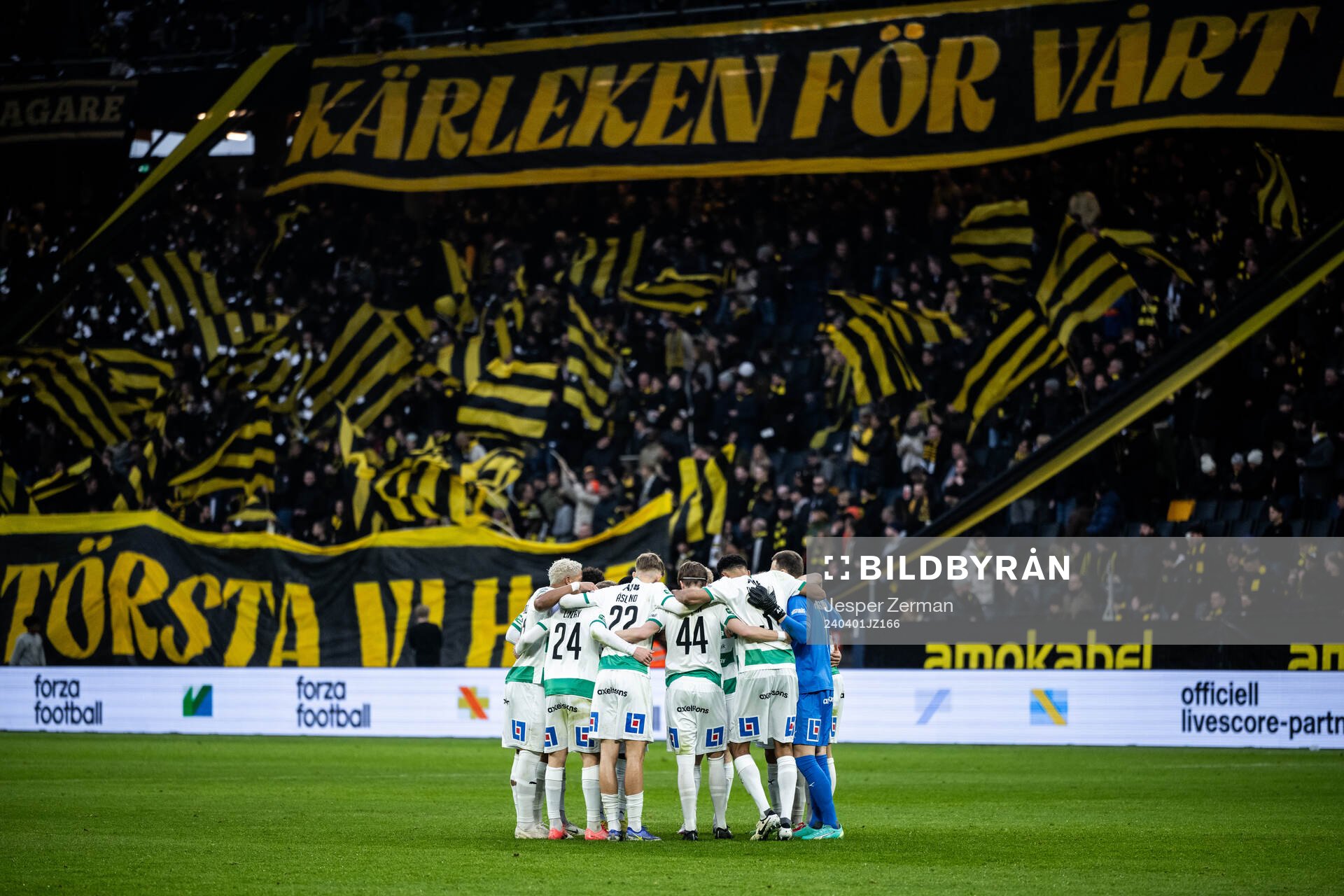 Västerås spelare samlas i en ring inför andra halvlek under fotbollsmatchen i Allsvenskan mellan AIK och Västerås den 1 april 2024 i Stockholm.