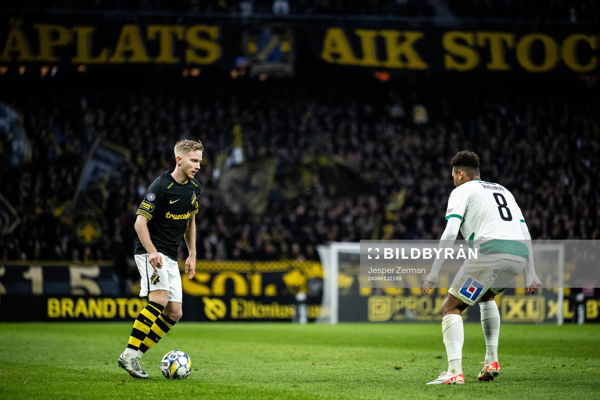 AIKs Eskil Edh och Västerås Mattéo Alrich Mawulé Ahlinvi under fotbollsmatchen i Allsvenskan mellan AIK och Västerås den 1 april 2024 i Stockholm.