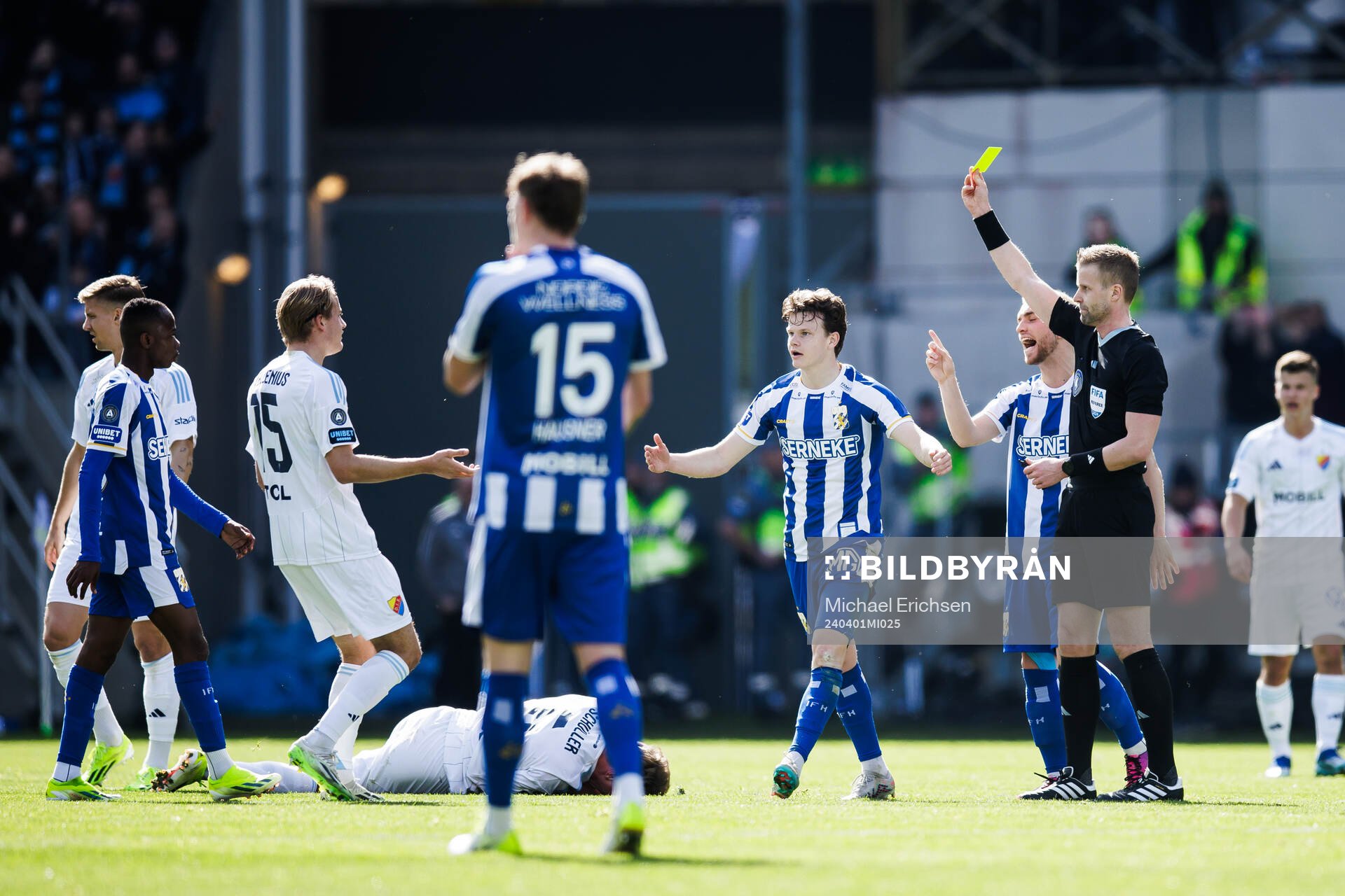 IFK Göteborgs Kolbeinn Thordarson får gult kort av Domare