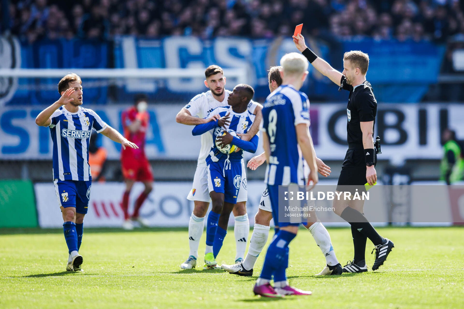 IFK Göteborgs Kolbeinn Thordarson får rött kort av