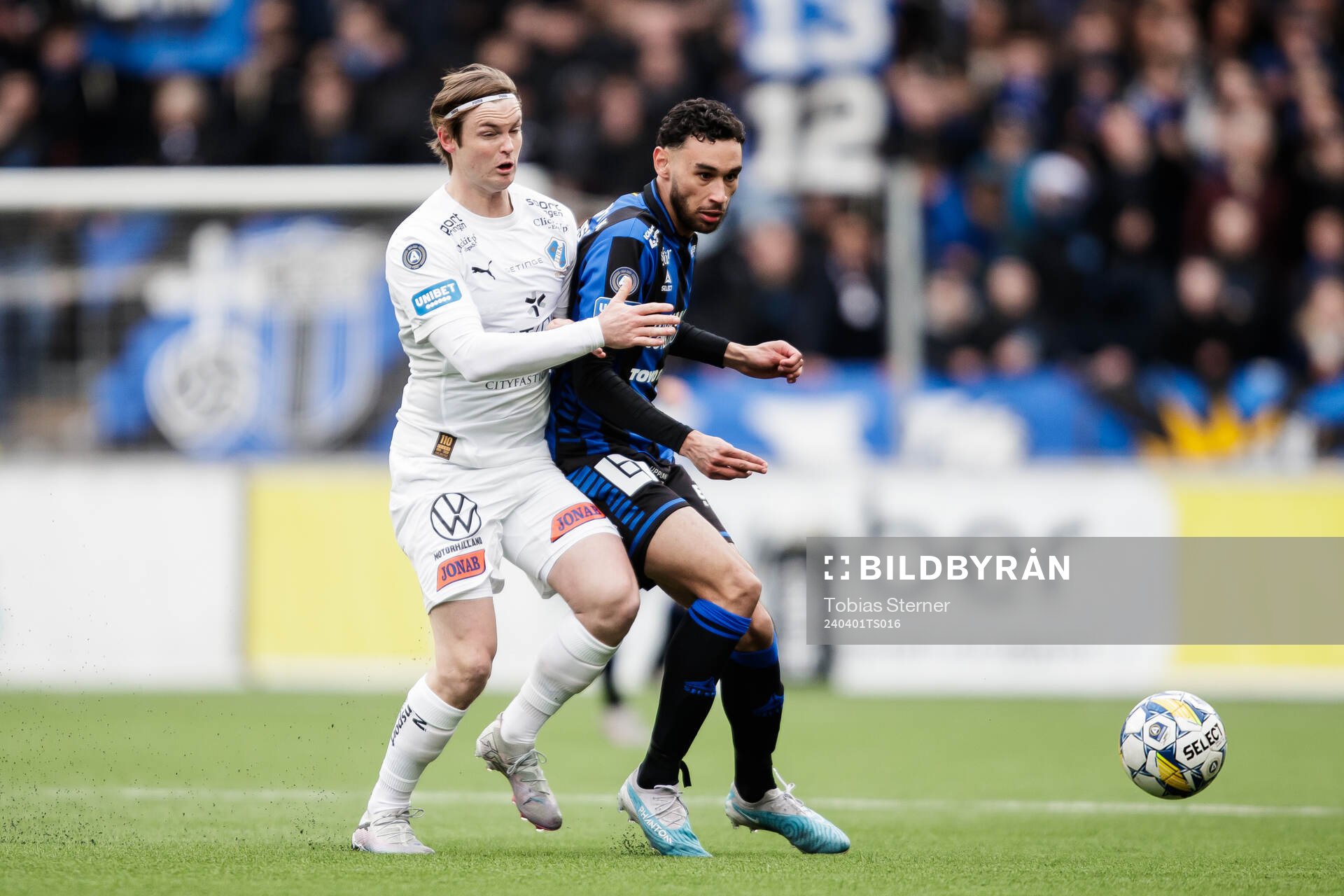 Halmstads Jonathan Svedberg och Sirius Joakim Persson under fotbollsmatchen i Allsvenskan mellan Sirius och Halmstad den 1 april 2024 i Uppsala.